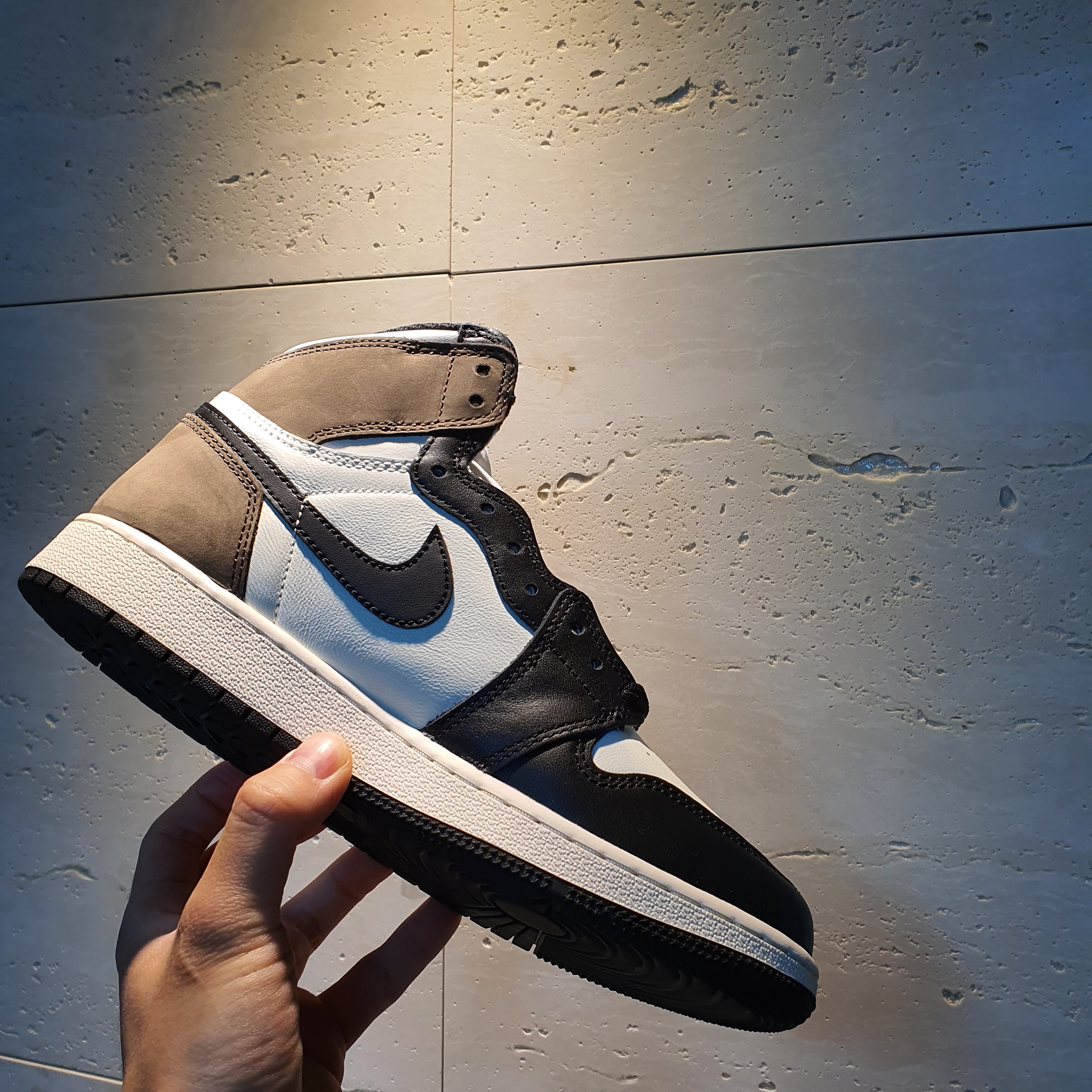 (GS) Jordan 1 Retro High OG Black Mocha 착용 스타일