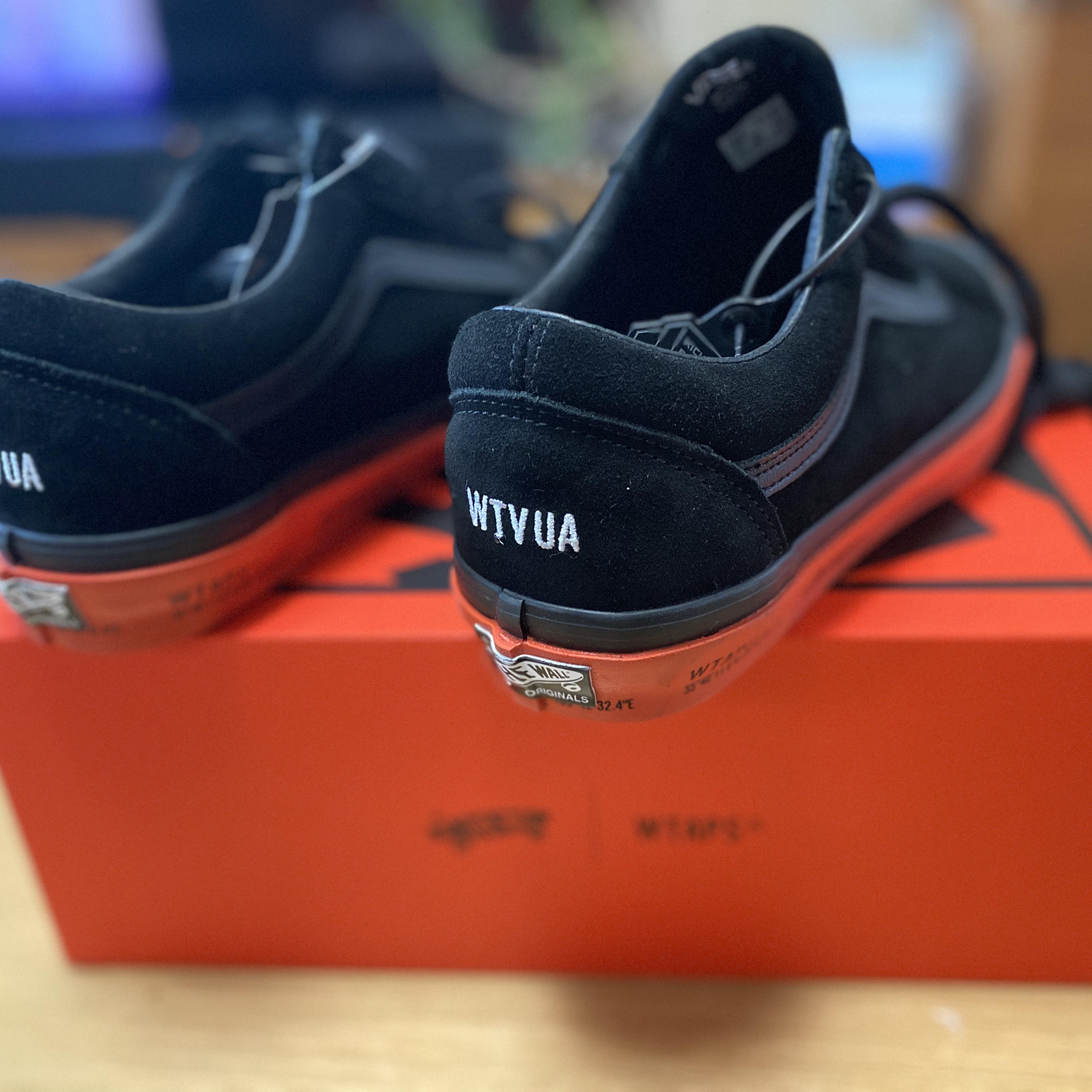 Vans Vault x WTAPS Vault Old Skool LX Black Orange 착용 스타일 - 2