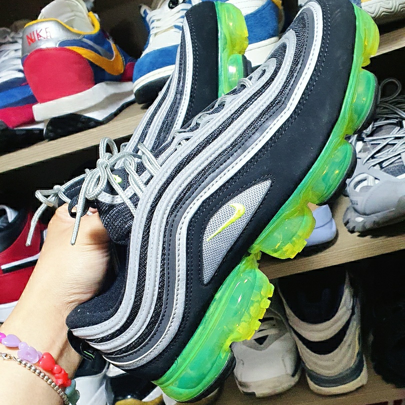 Nike Air VaporMax 97 Black Volt 착용 스타일