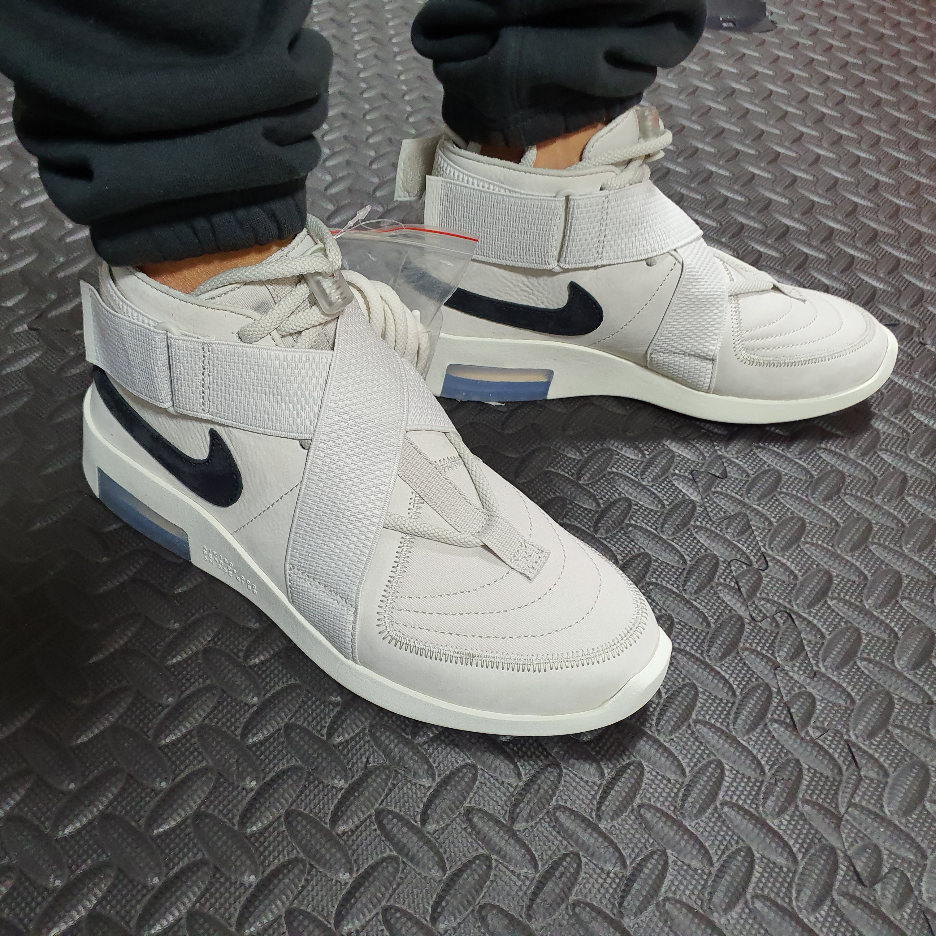 Nike x Fear of God Air Fear of God Raid Light Bone 착용 스타일 - 1
