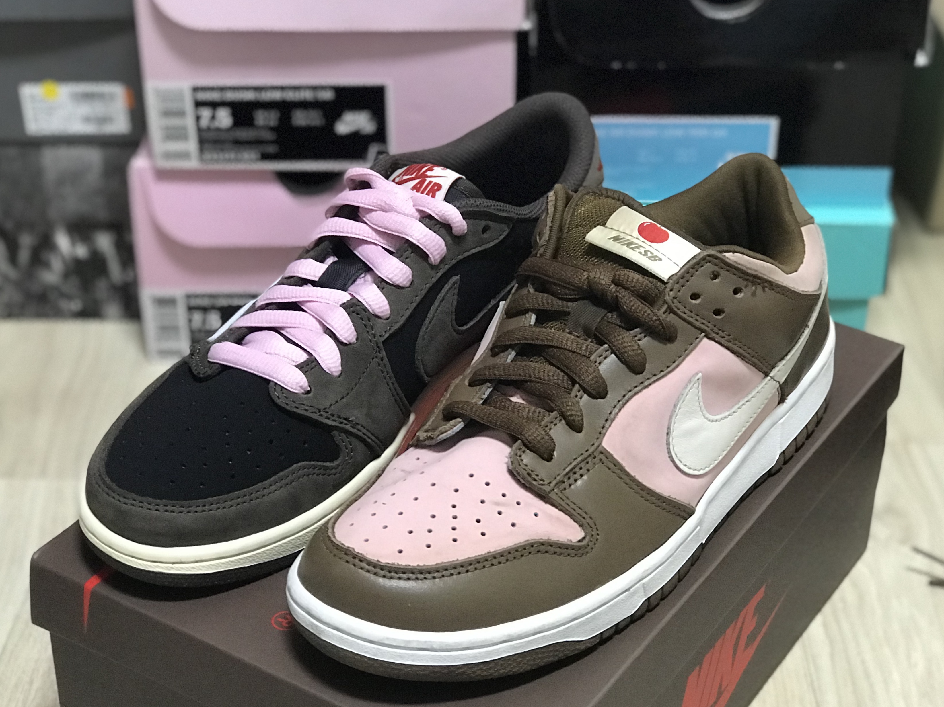 Jordan 1 x Travis Scott Retro Low OG SP Mocha, Nike x Stussy Dunk SB Low Cherry 착용 스타일