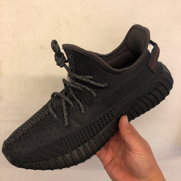 Adidas Yeezy Boost 350 V2 Black - Non-Reflective 착용 스타일