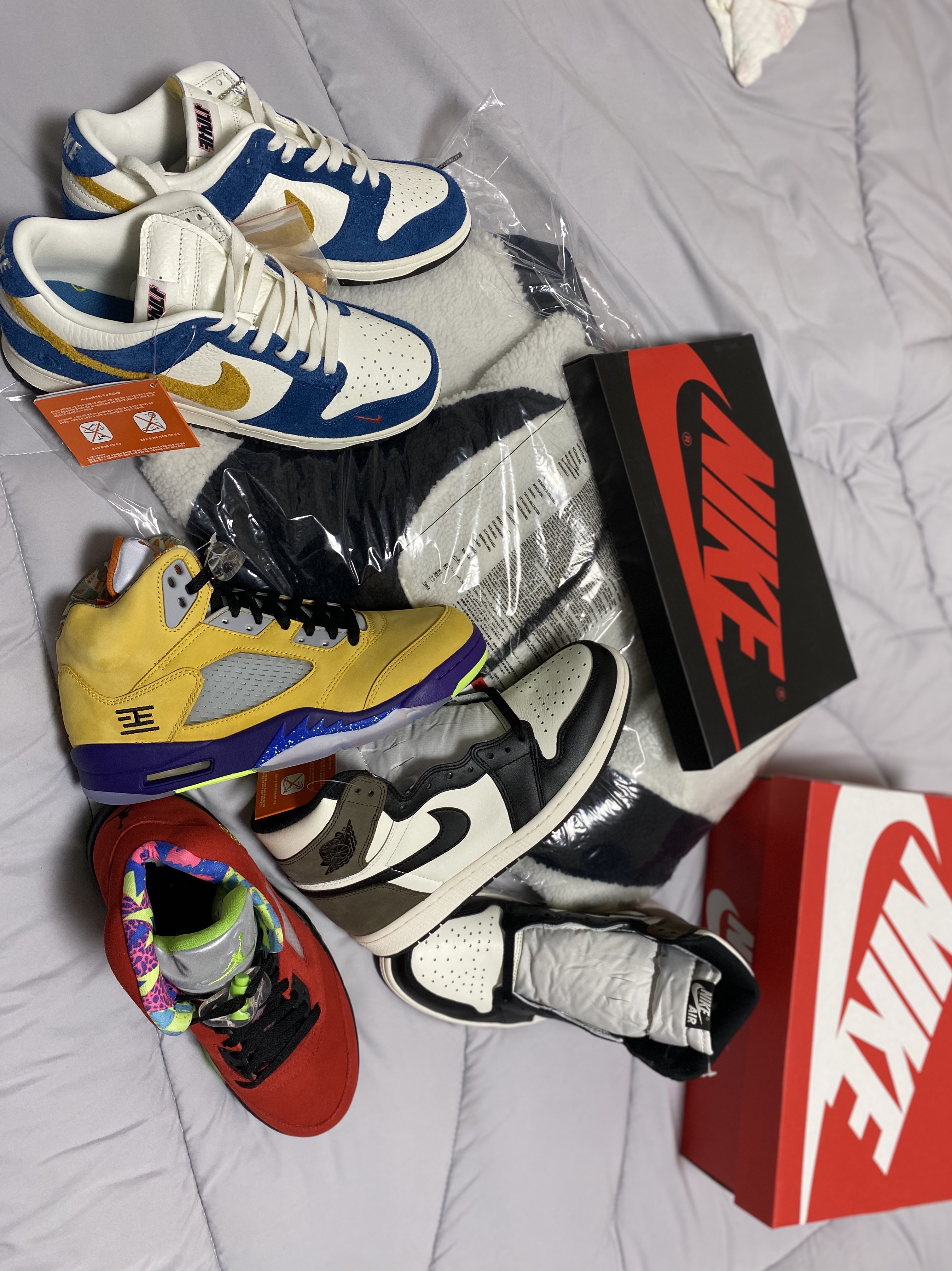 Nike x Kasina Dunk Low 80's Bus, Jordan 1 Retro High OG Black Mocha 착용 스타일