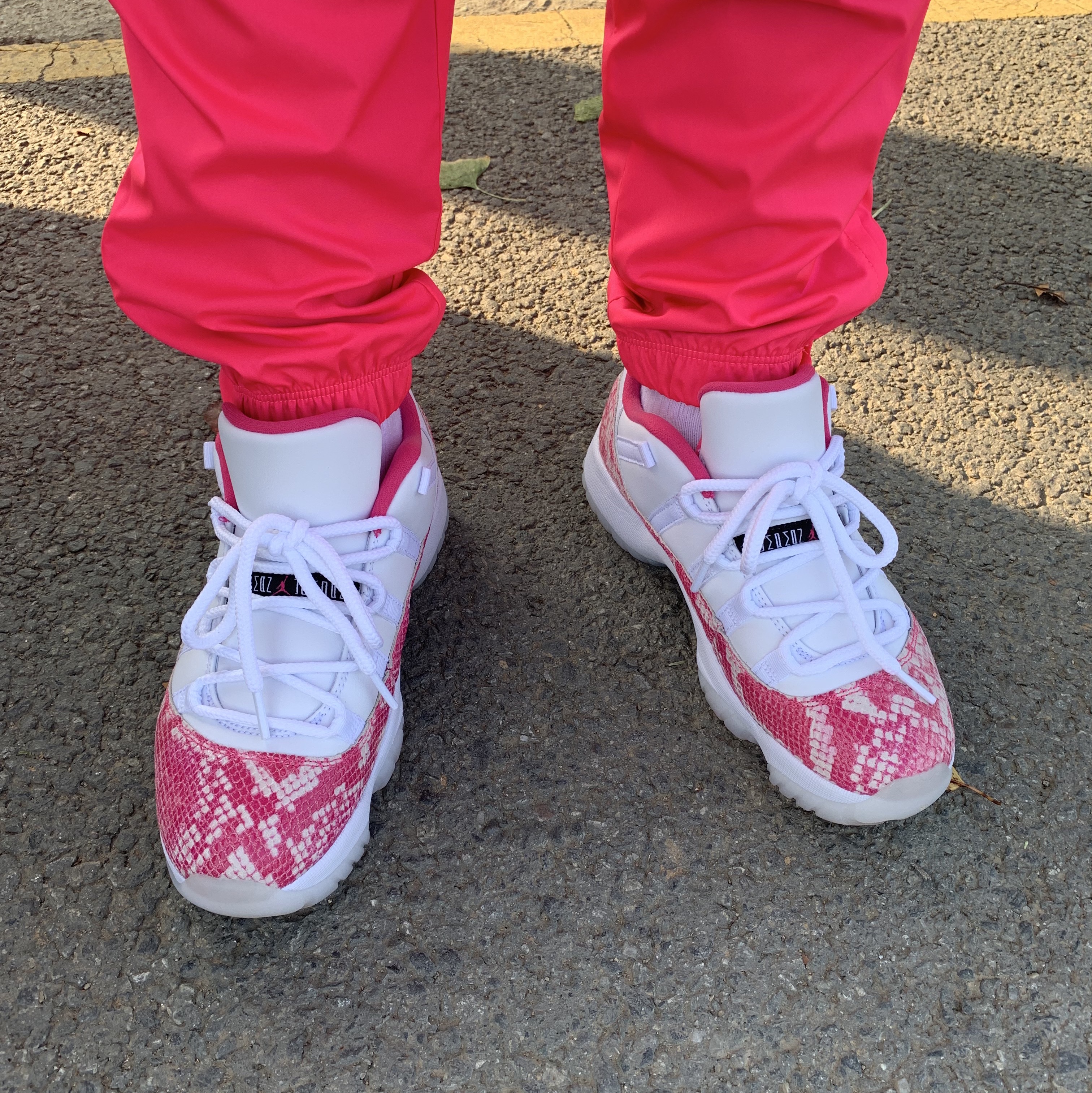 (W) Jordan 11 Retro Low Pink Snakeskin 2019, Nike x Atmos NRG Vintage PTHWK Track Jacket Hyper Pink 착용 스타일 - 1