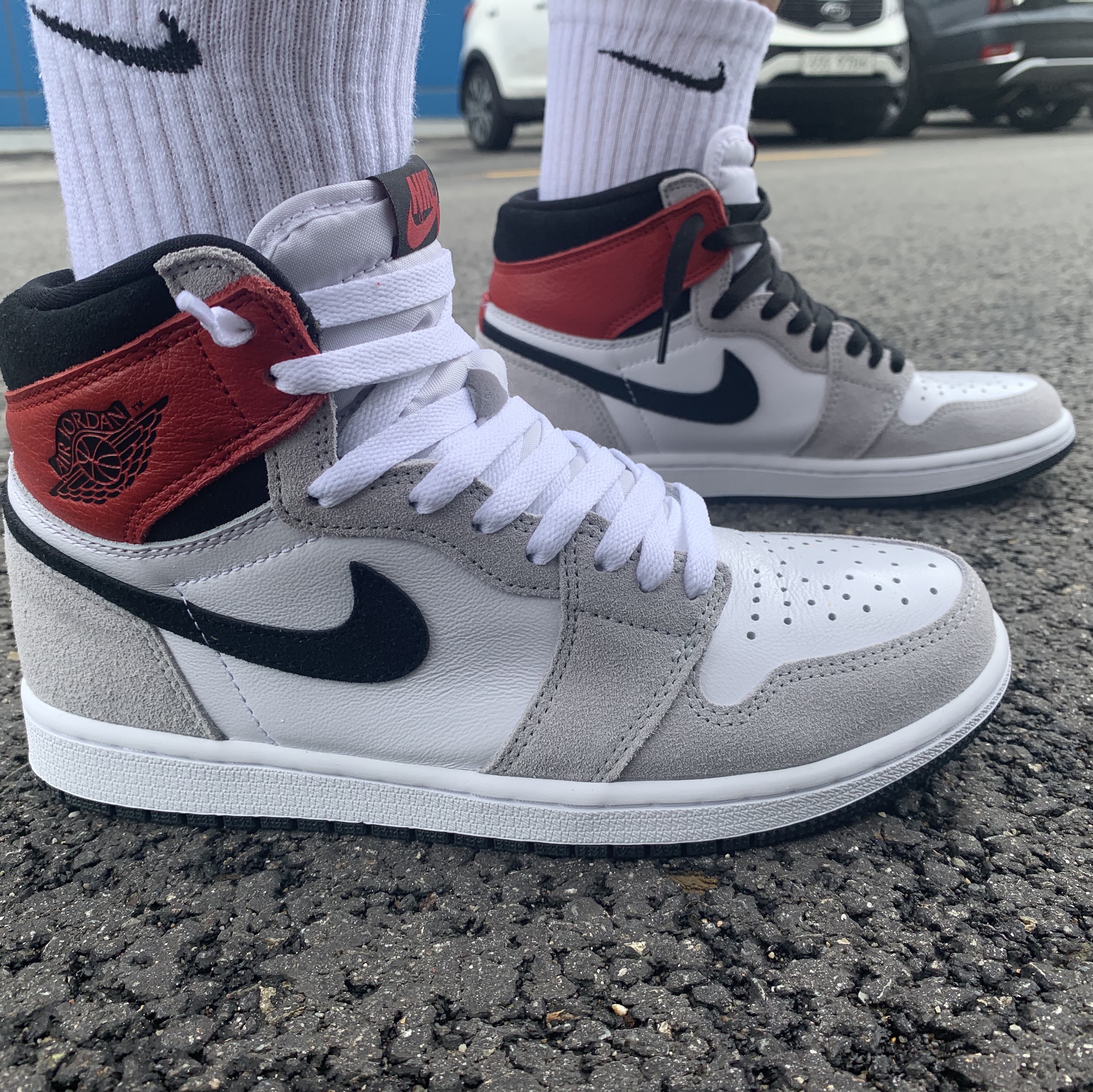 Jordan 1 Retro High OG Light Smoke Grey, Nike NRG Track Jacket Gym Red 착용 스타일 - 1