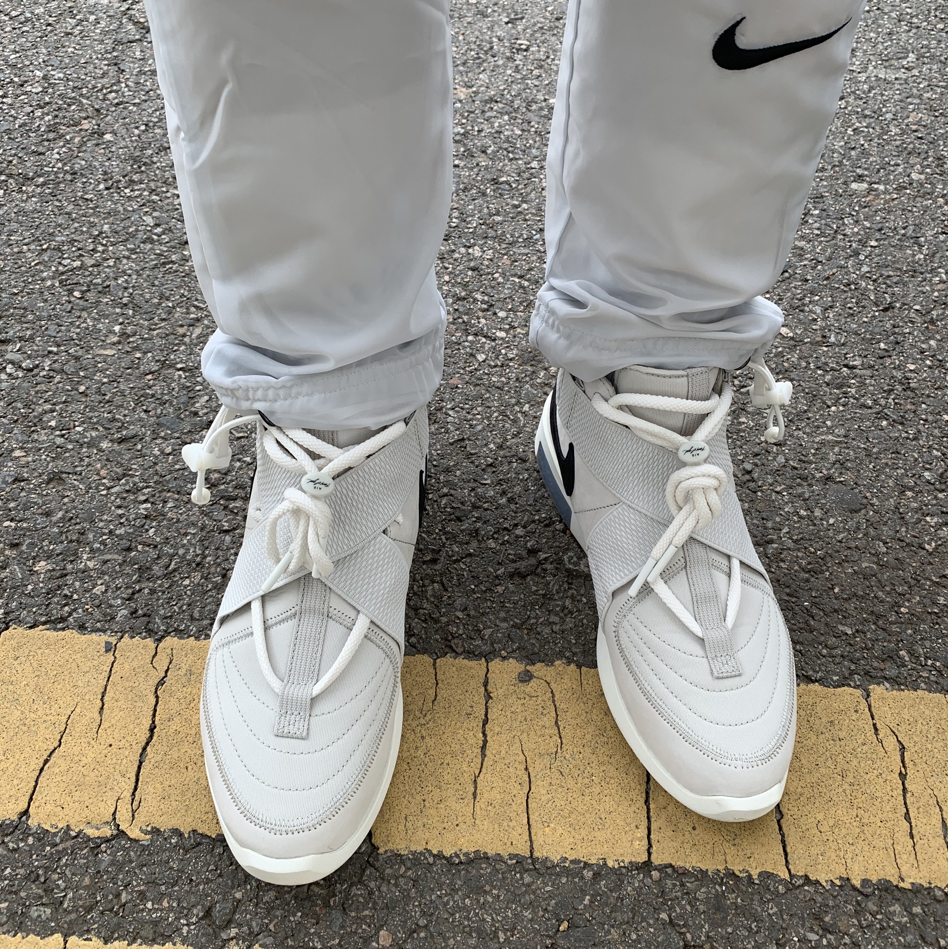 Nike x Fear of God Air Fear of God Raid Light Bone, Nike x Fear of God Woven Pants Pure Platinum 착용 스타일 - 2
