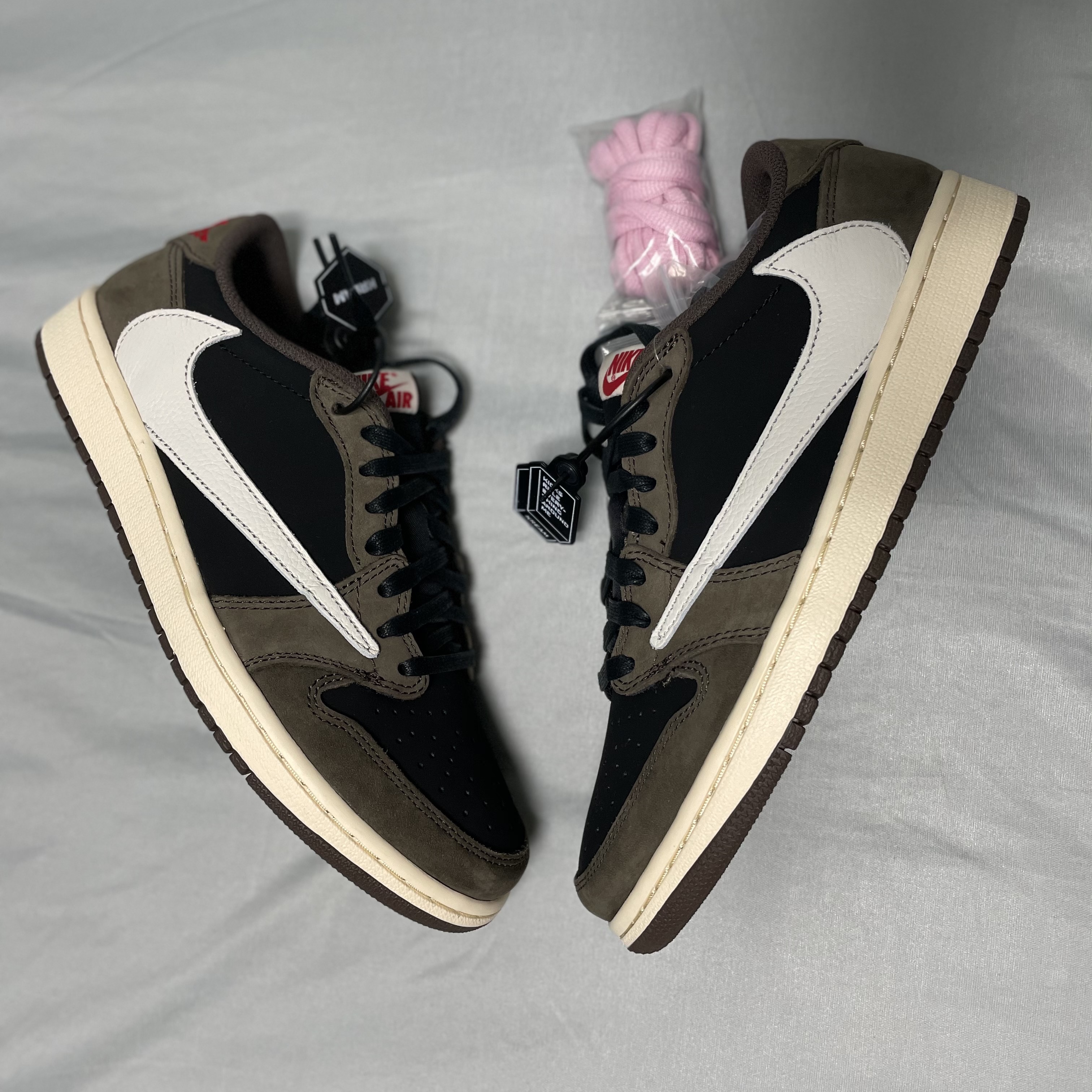 Jordan 1 x Travis Scott Retro Low OG SP Mocha 착용 스타일 - 1
