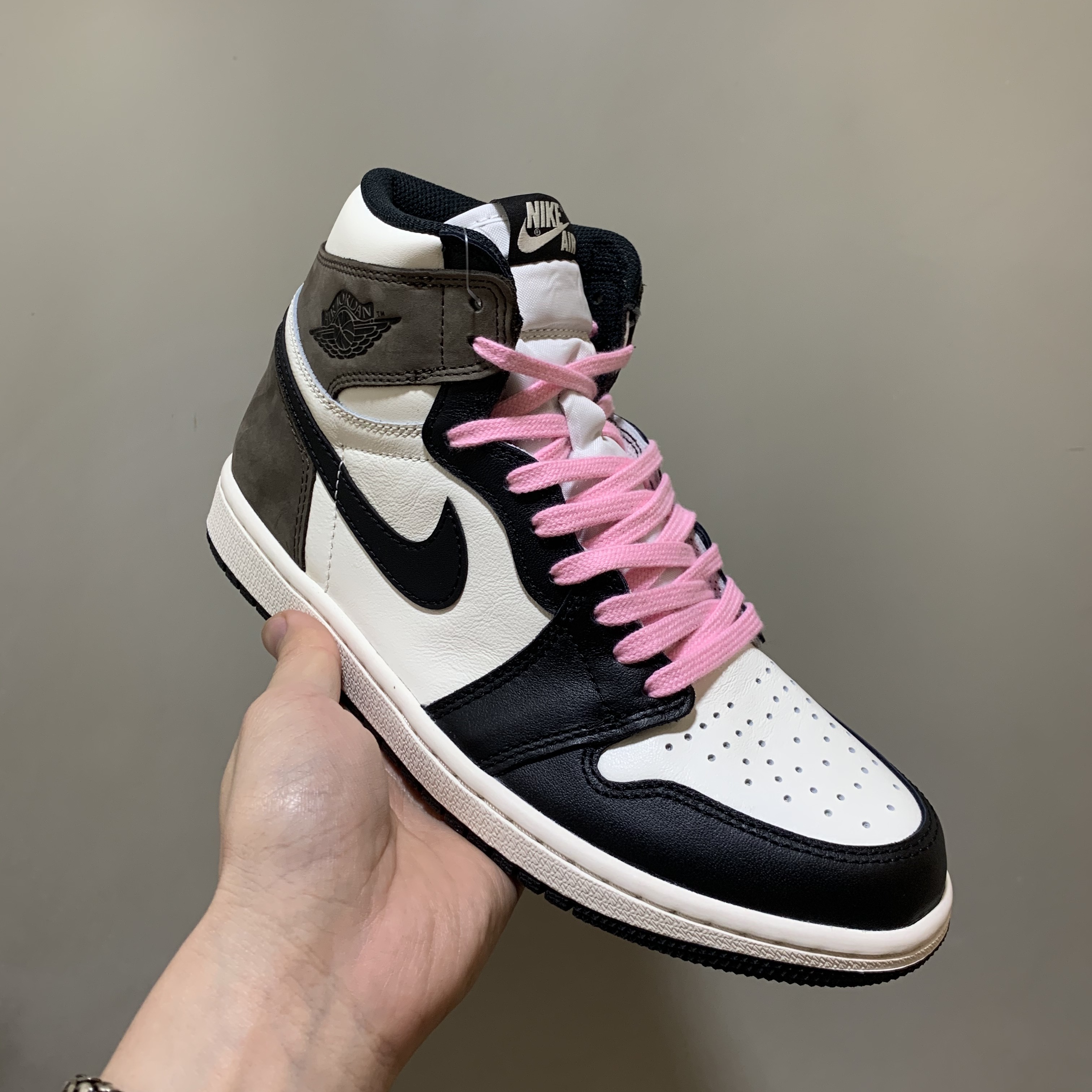 Jordan 1 Retro High OG Black Mocha 착용 스타일 - 1
