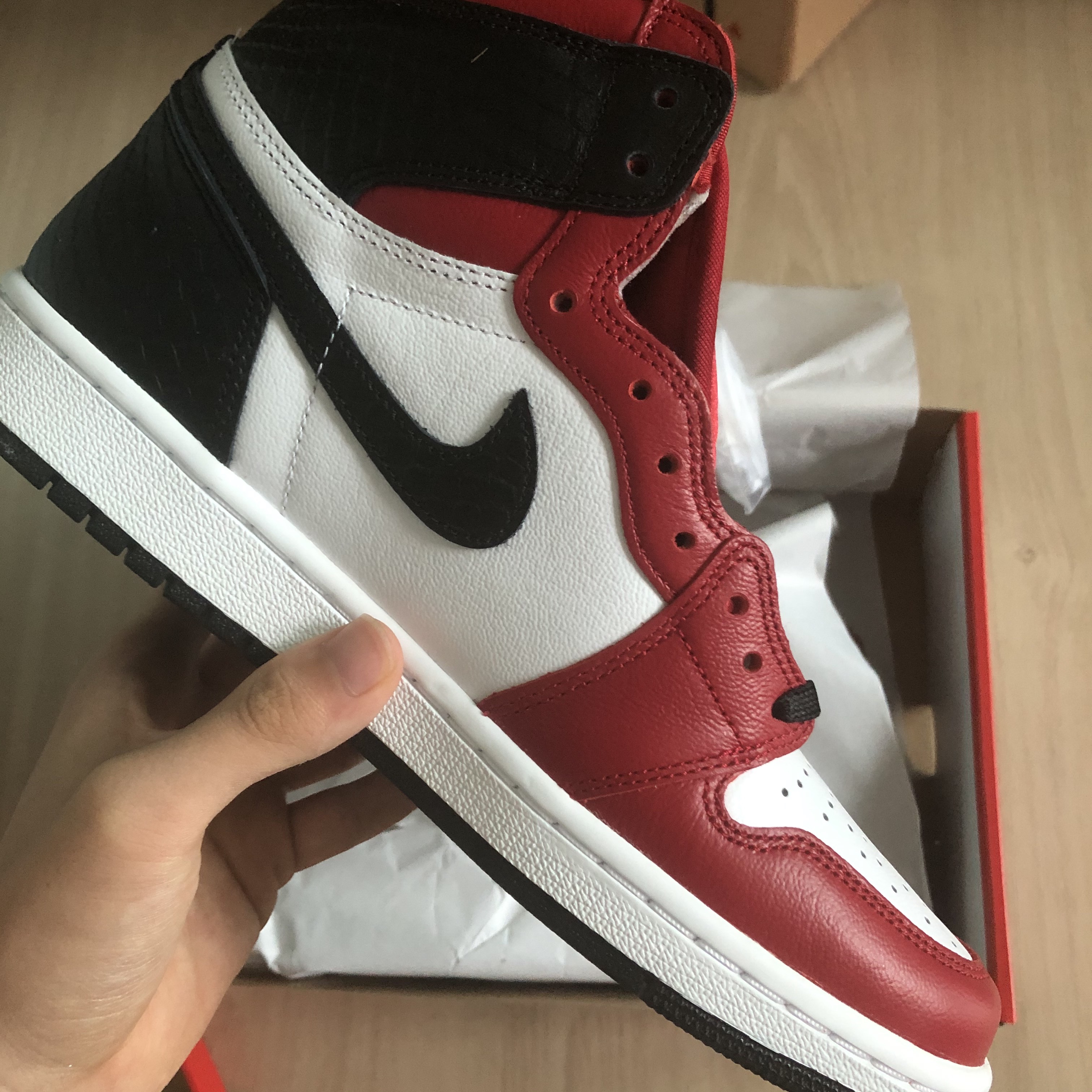 (W) Jordan 1 Retro High Satin Red 착용 스타일