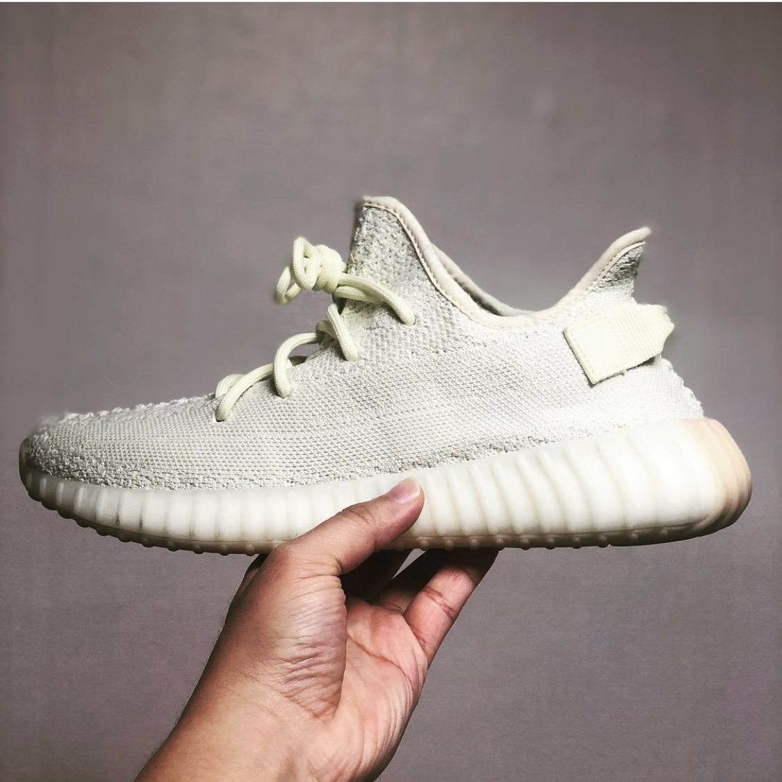 Adidas Yeezy Boost 350 V2 Butter 착용 스타일