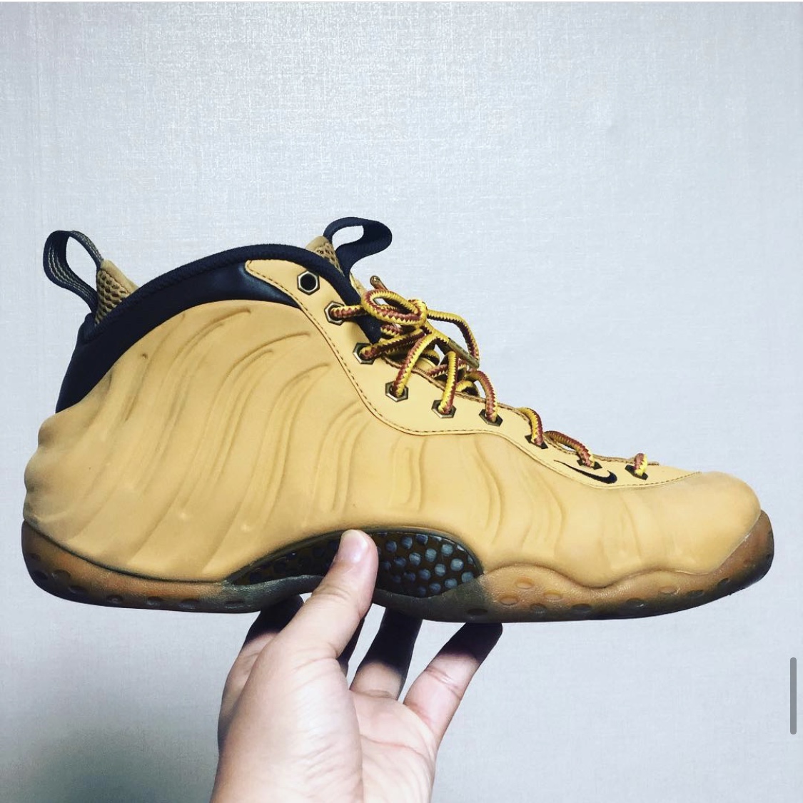 Nike Air Foamposite One Metallic Gold 착용 스타일