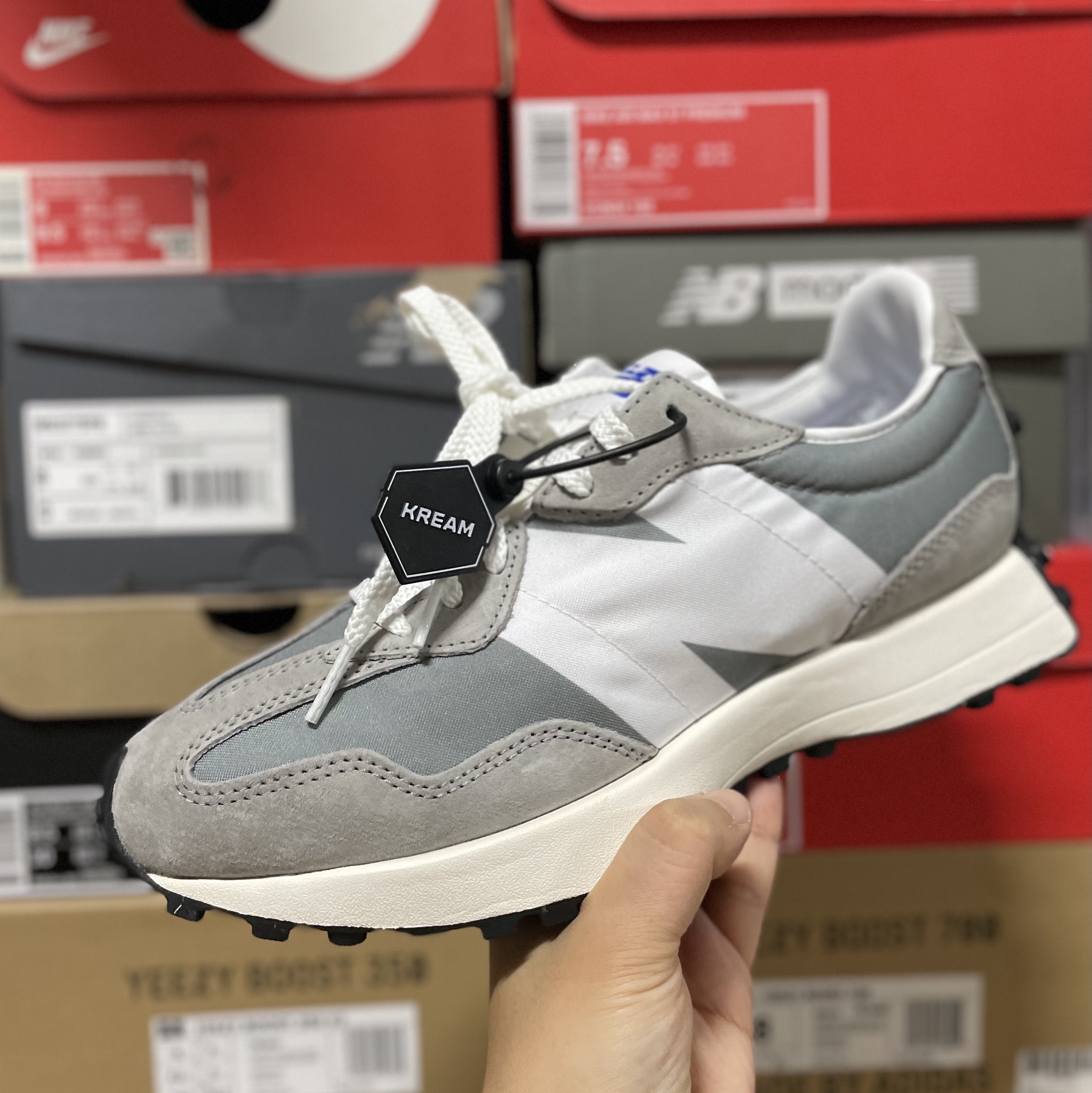 New Balance 327 Grey 착용 스타일
