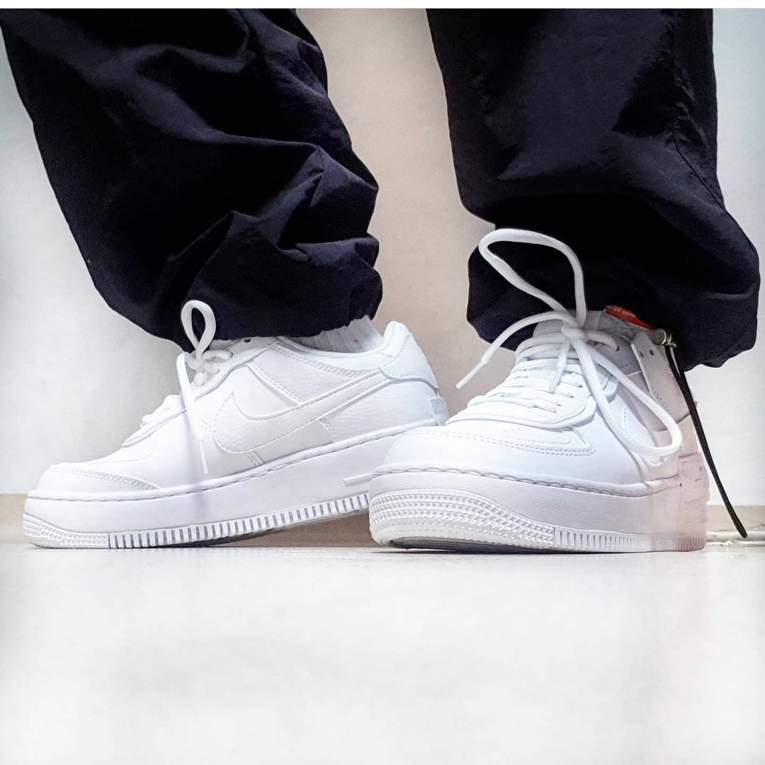 (W) Nike Air Force 1 Shadow Triple White 착용 스타일 - 1