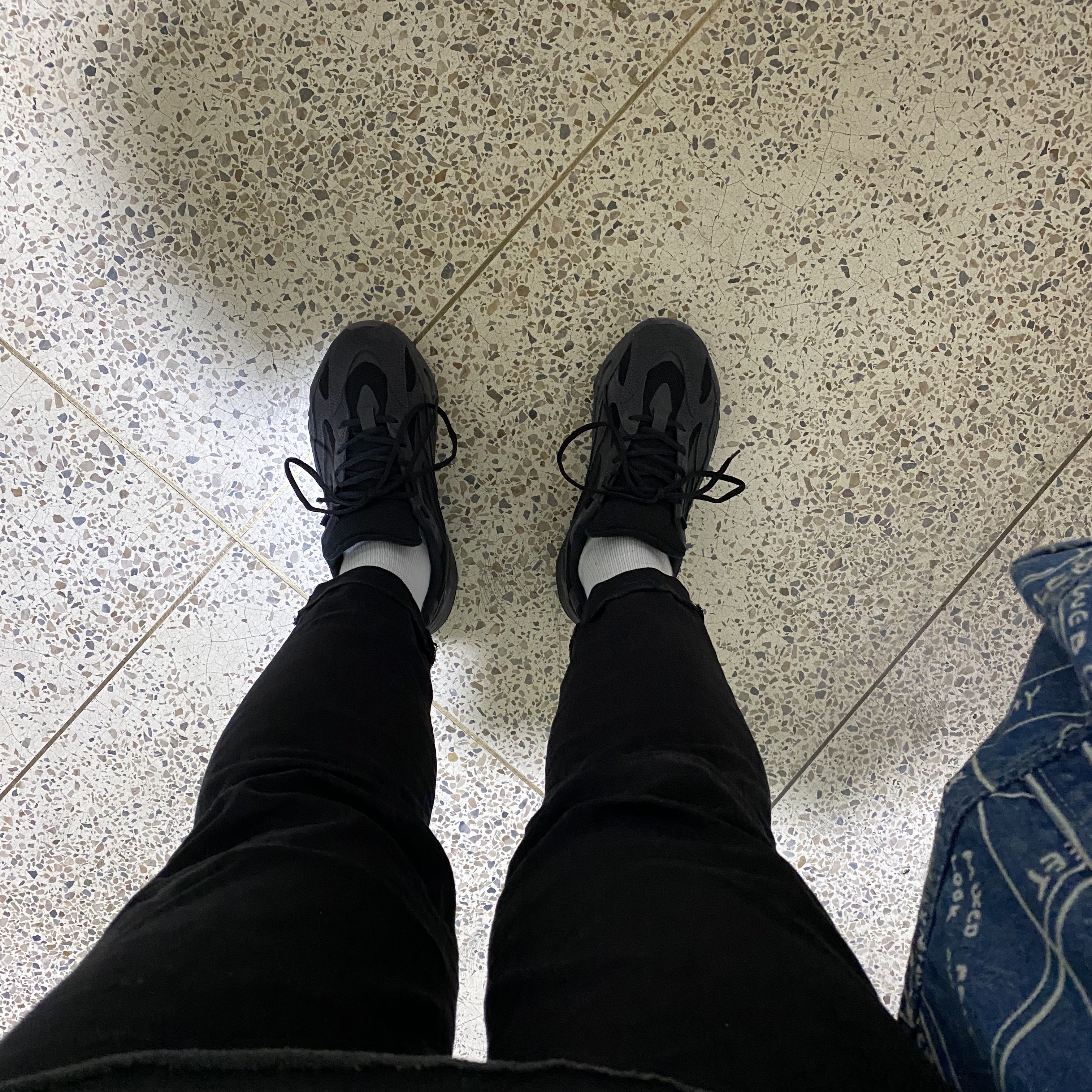 Adidas Yeezy Boost 700 V2 Vanta 2019, Adidas Yeezy Boost 700 V2 Static 2018 착용 스타일 - 2