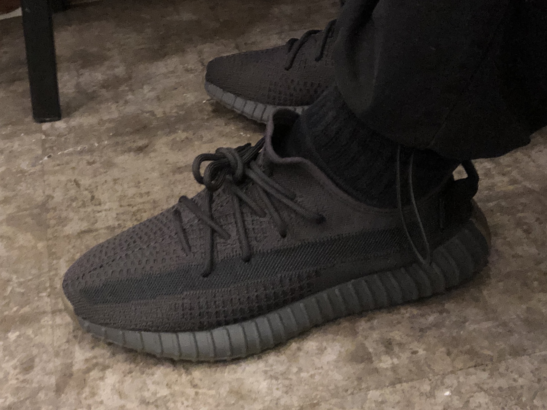 Adidas Yeezy Boost 350 V2 Cinder 착용 스타일