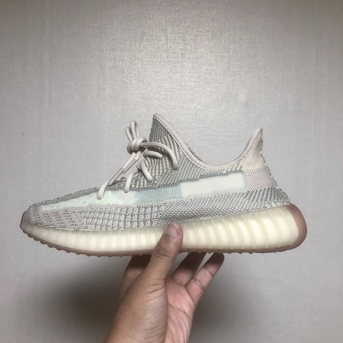 Adidas Yeezy Boost 350 V2 Citrin - Non-Reflective 착용 스타일