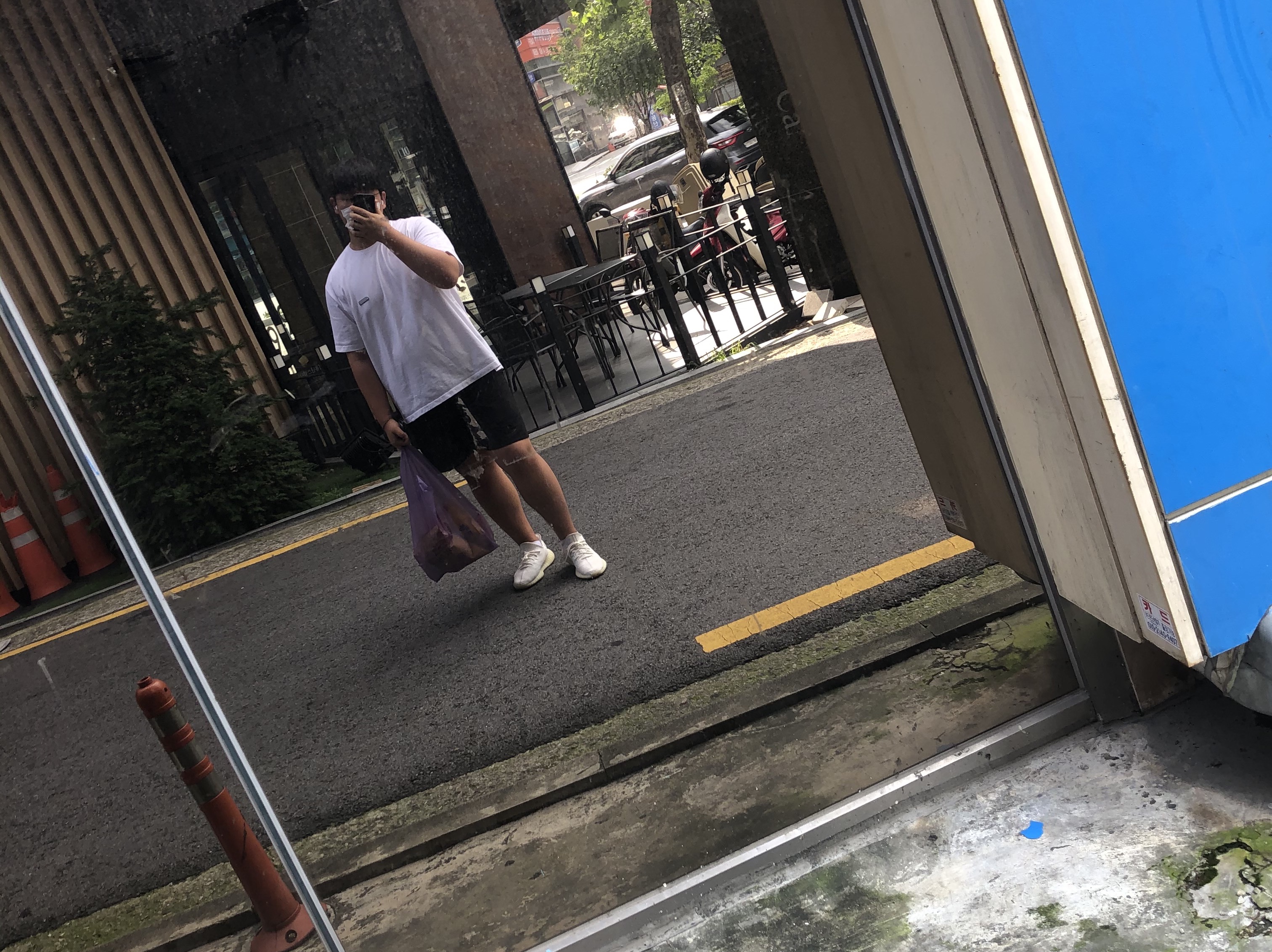 Adidas Yeezy Boost 350 V2 Cream/Triple White 착용 스타일