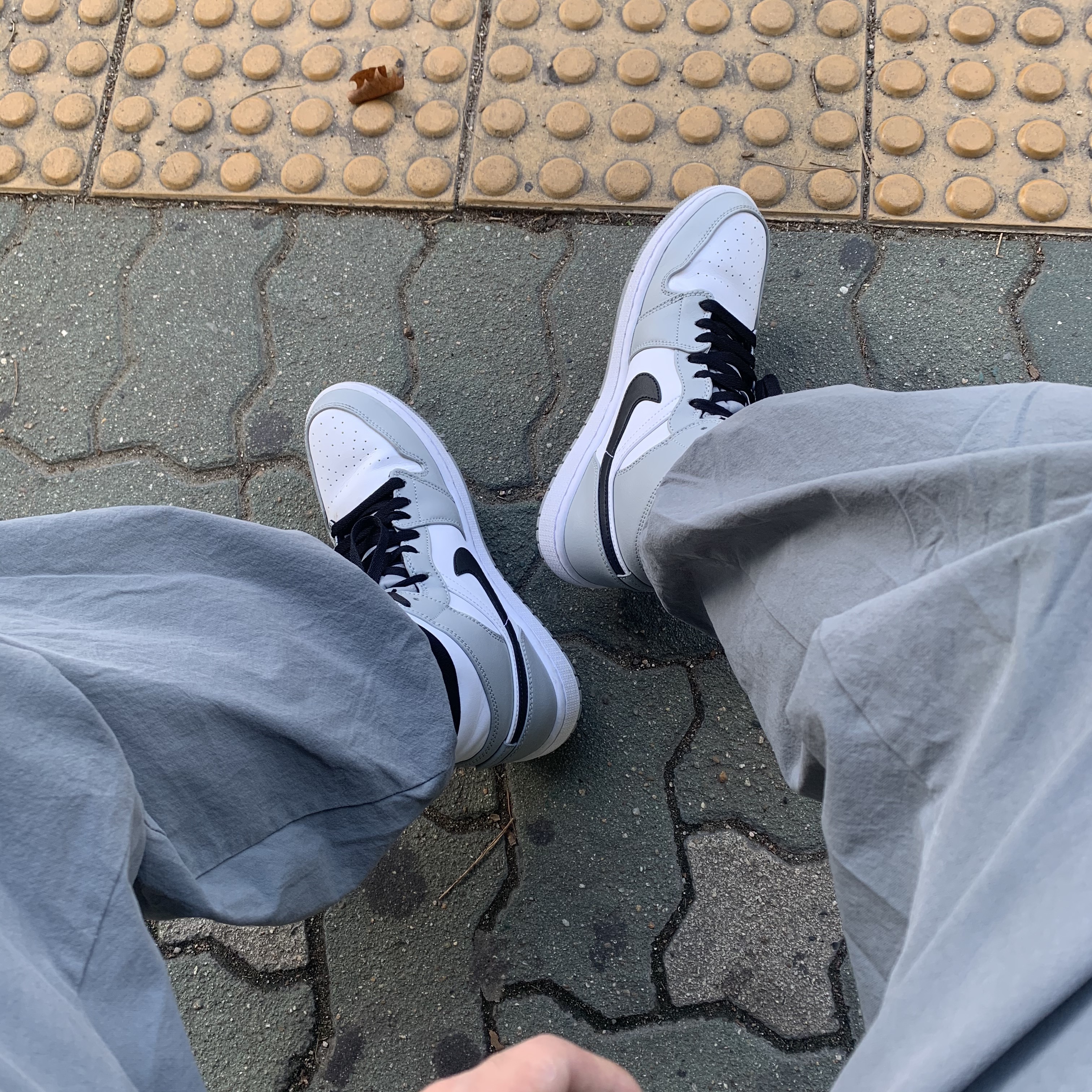 Jordan 1 Mid Light Smoke Grey 착용 스타일