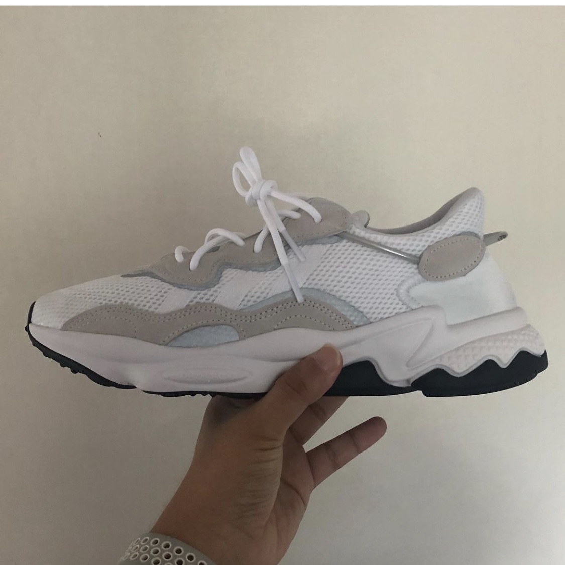 Adidas Ozweego Chalk Pearl 착용 스타일