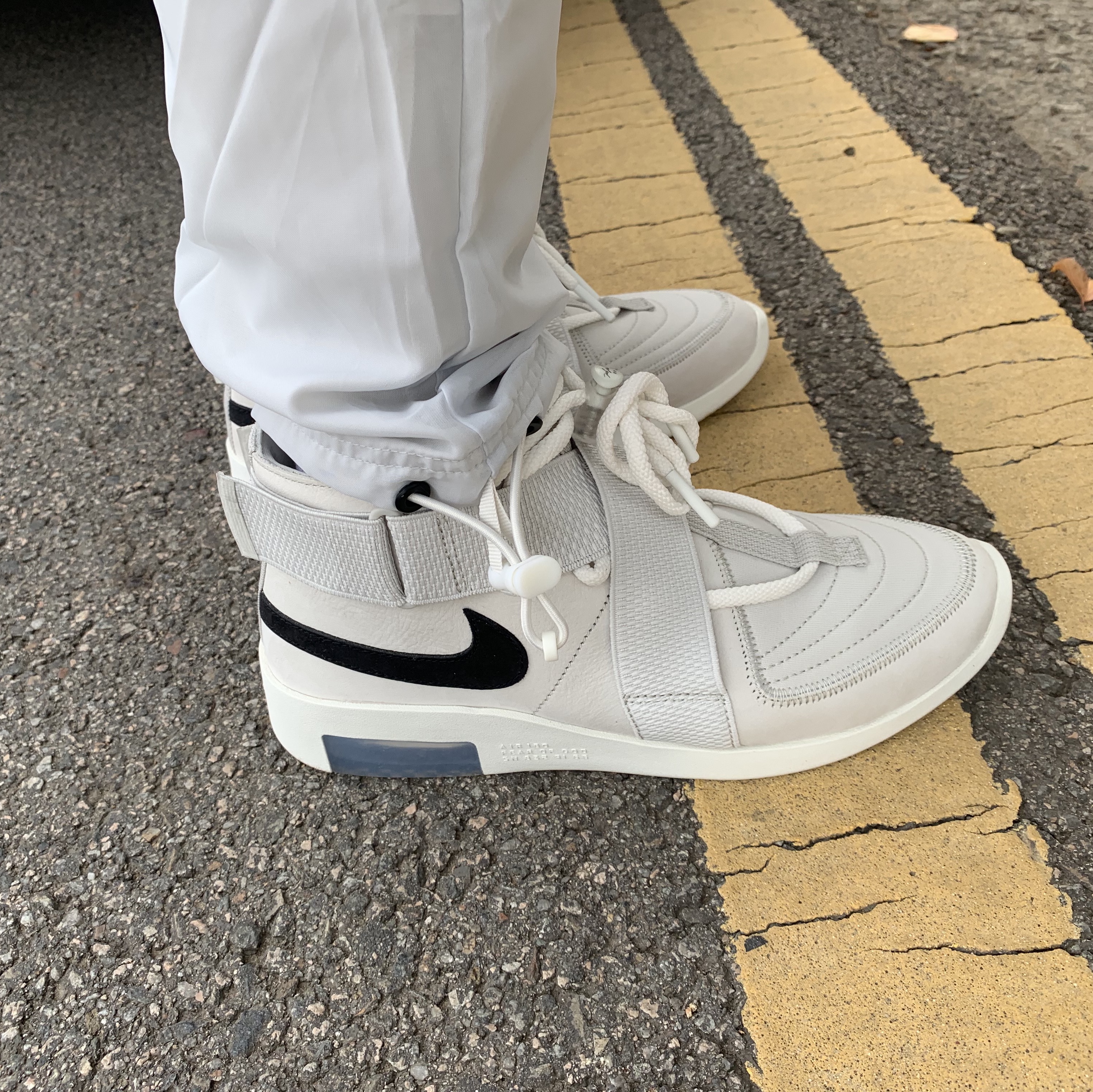 Nike x Fear of God Air Fear of God Raid Light Bone, Nike x Fear of God Woven Pants Pure Platinum 착용 스타일 - 1