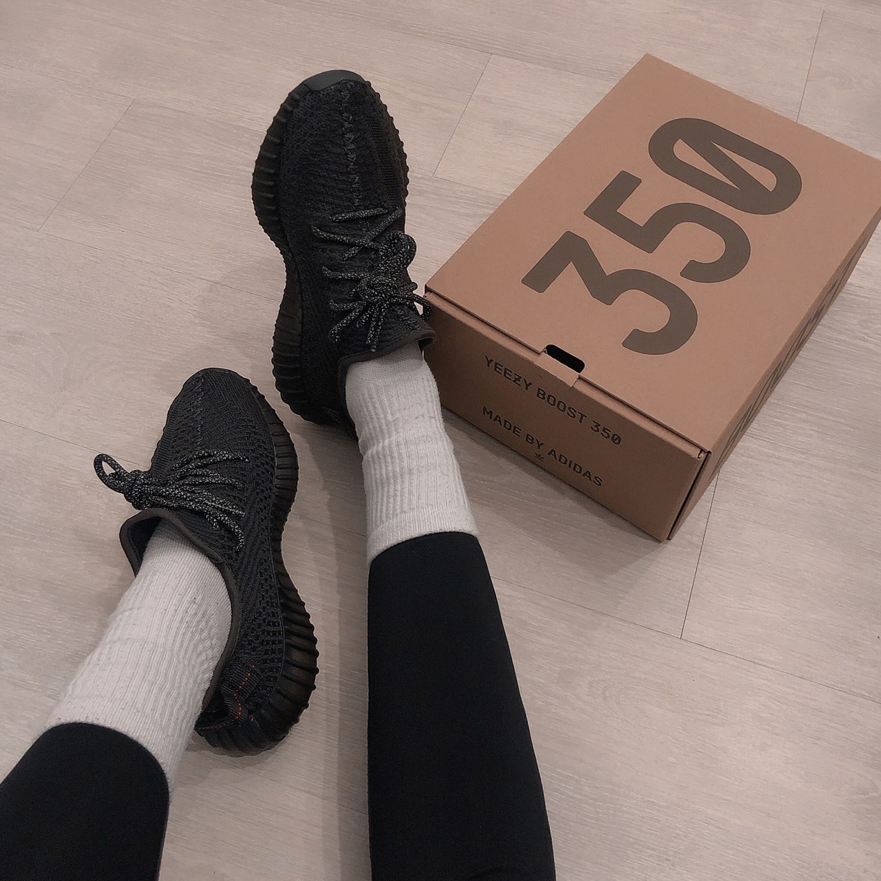 Adidas Yeezy Boost 350 V2 Black - Non-Reflective 착용 스타일