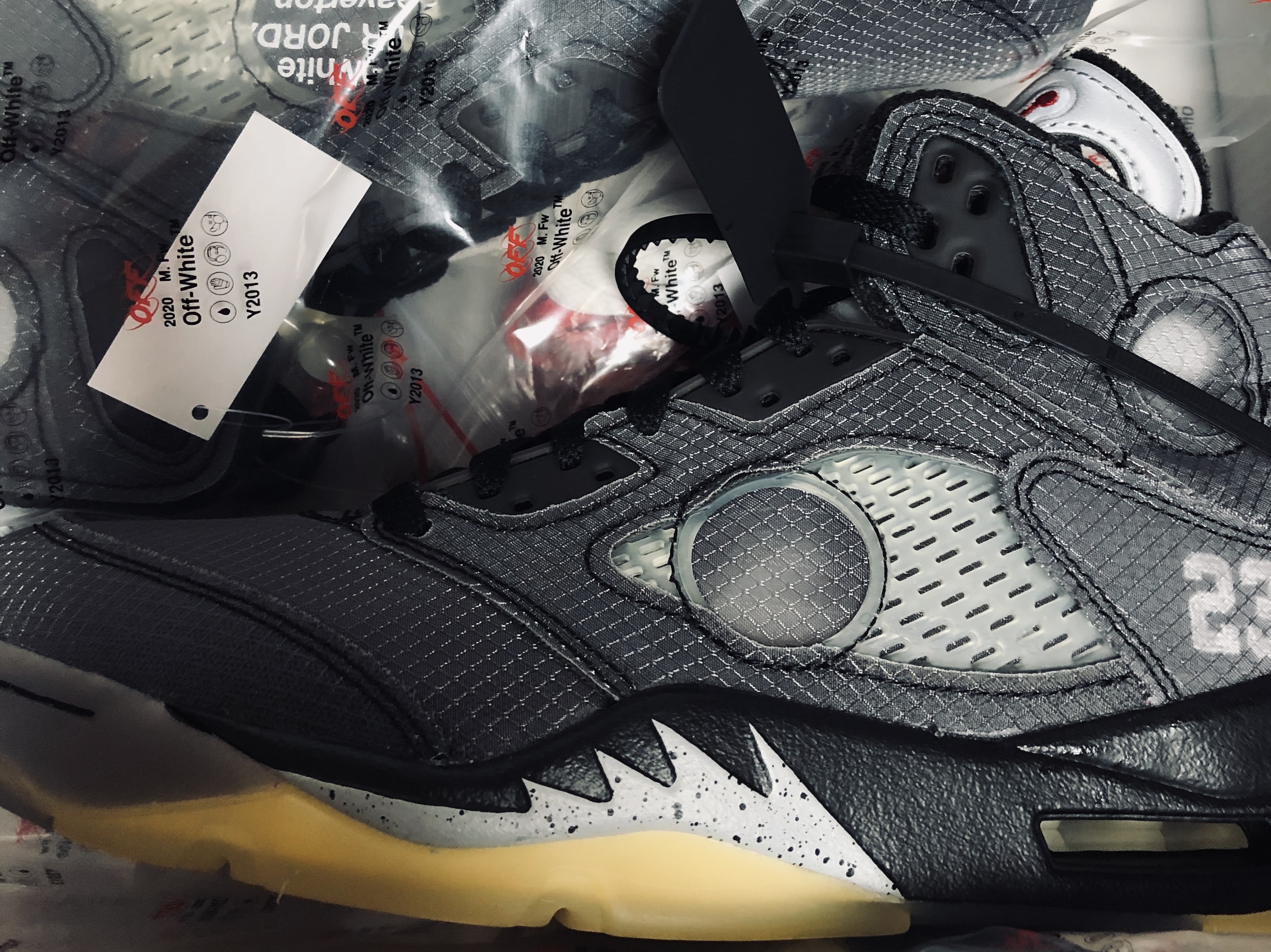 Jordan 5 x Off-White Retro SP Black Muslin 착용 스타일