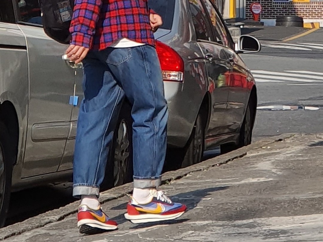 Nike x Sacai LDWaffle Blue Multi 착용 스타일