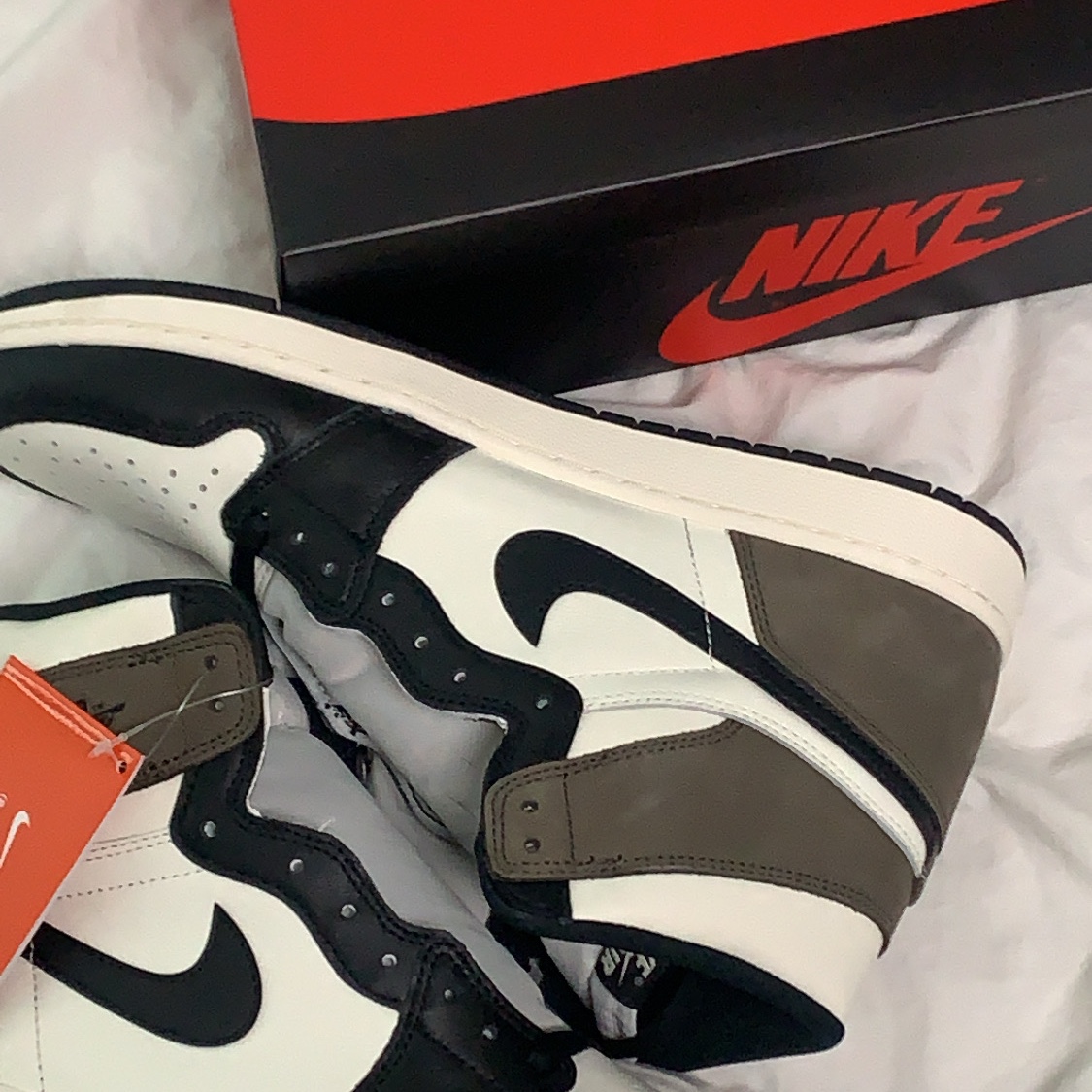 Jordan 1 Retro High OG Black Mocha 착용 스타일