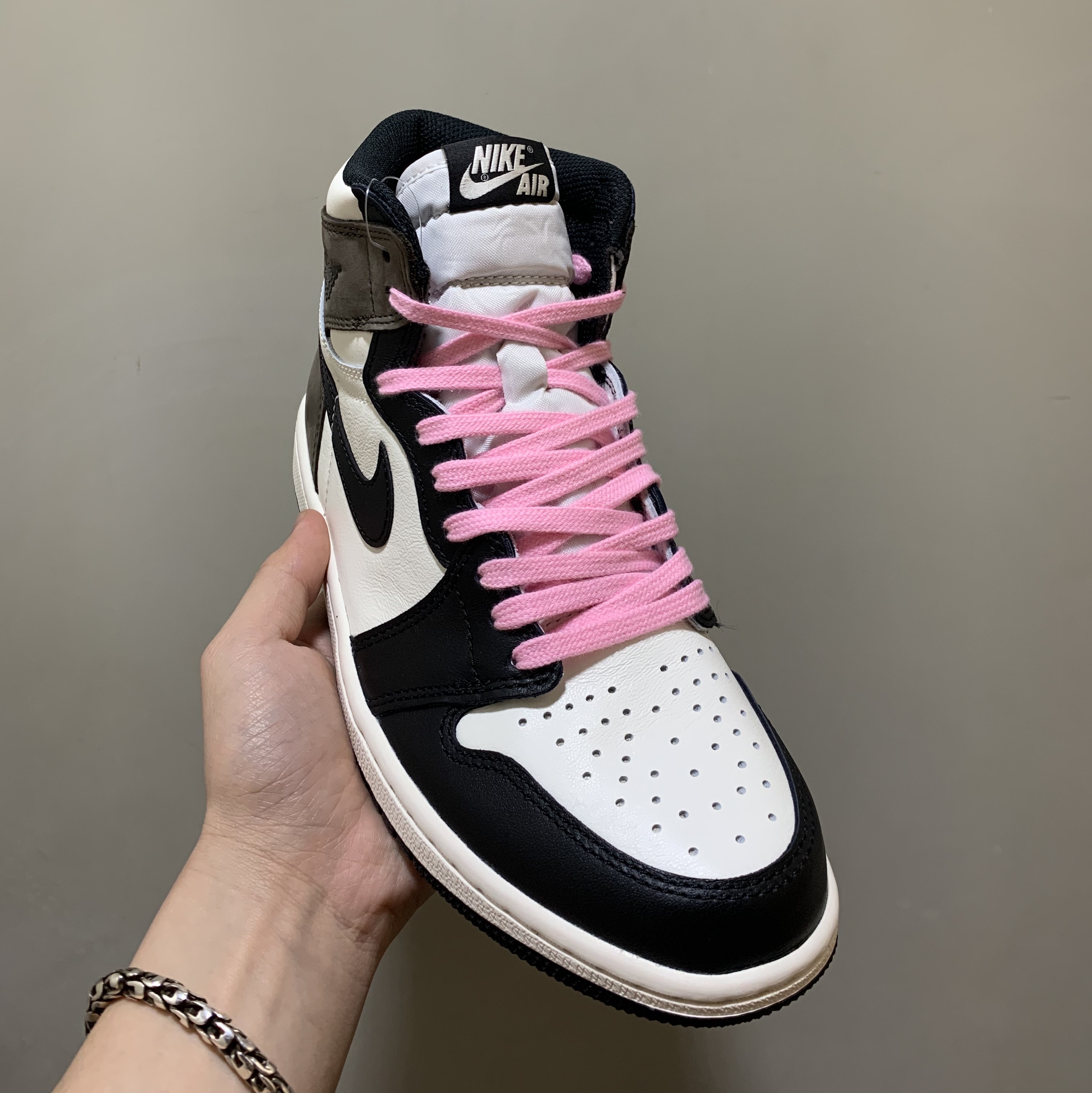 Jordan 1 Retro High OG Black Mocha 착용 스타일 - 2