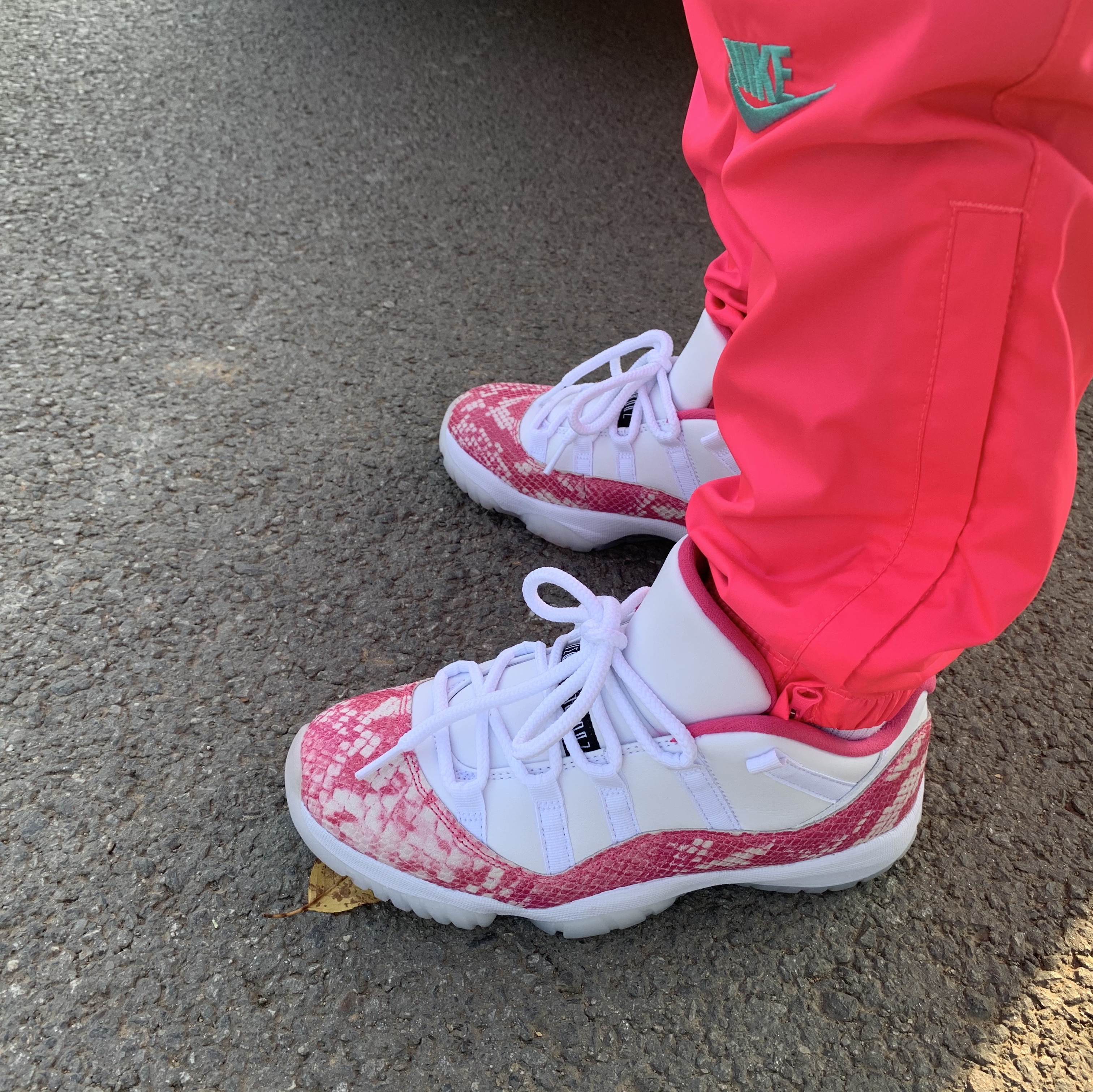 (W) Jordan 11 Retro Low Pink Snakeskin 2019, Nike x Atmos NRG Vintage PTHWK Track Jacket Hyper Pink 착용 스타일 - 2