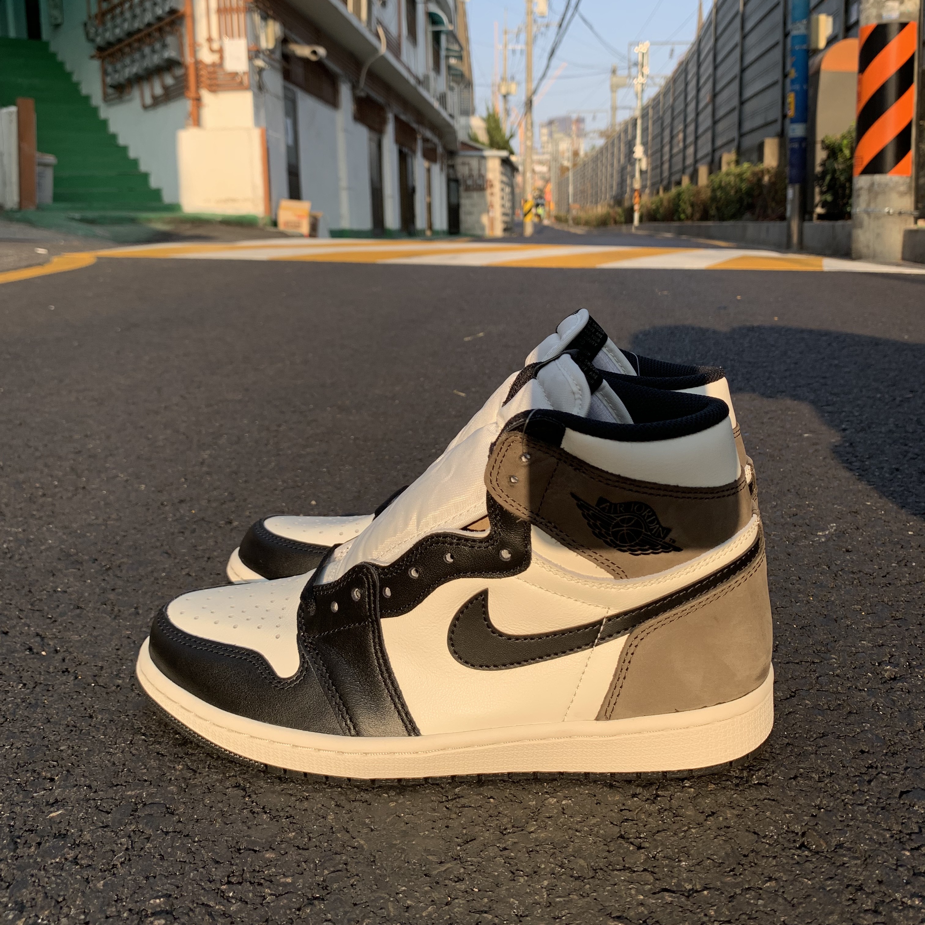 Jordan 1 Retro High OG Black Mocha 착용 스타일 - 2
