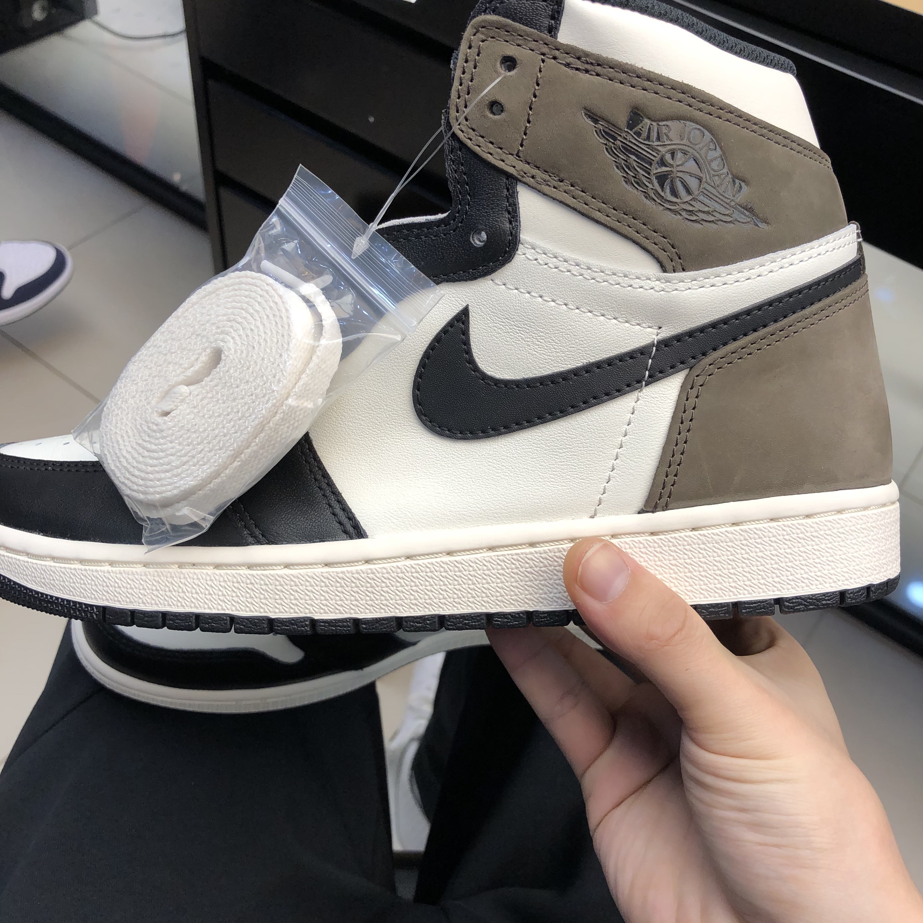 Jordan 1 Retro High OG Black Mocha 착용 스타일