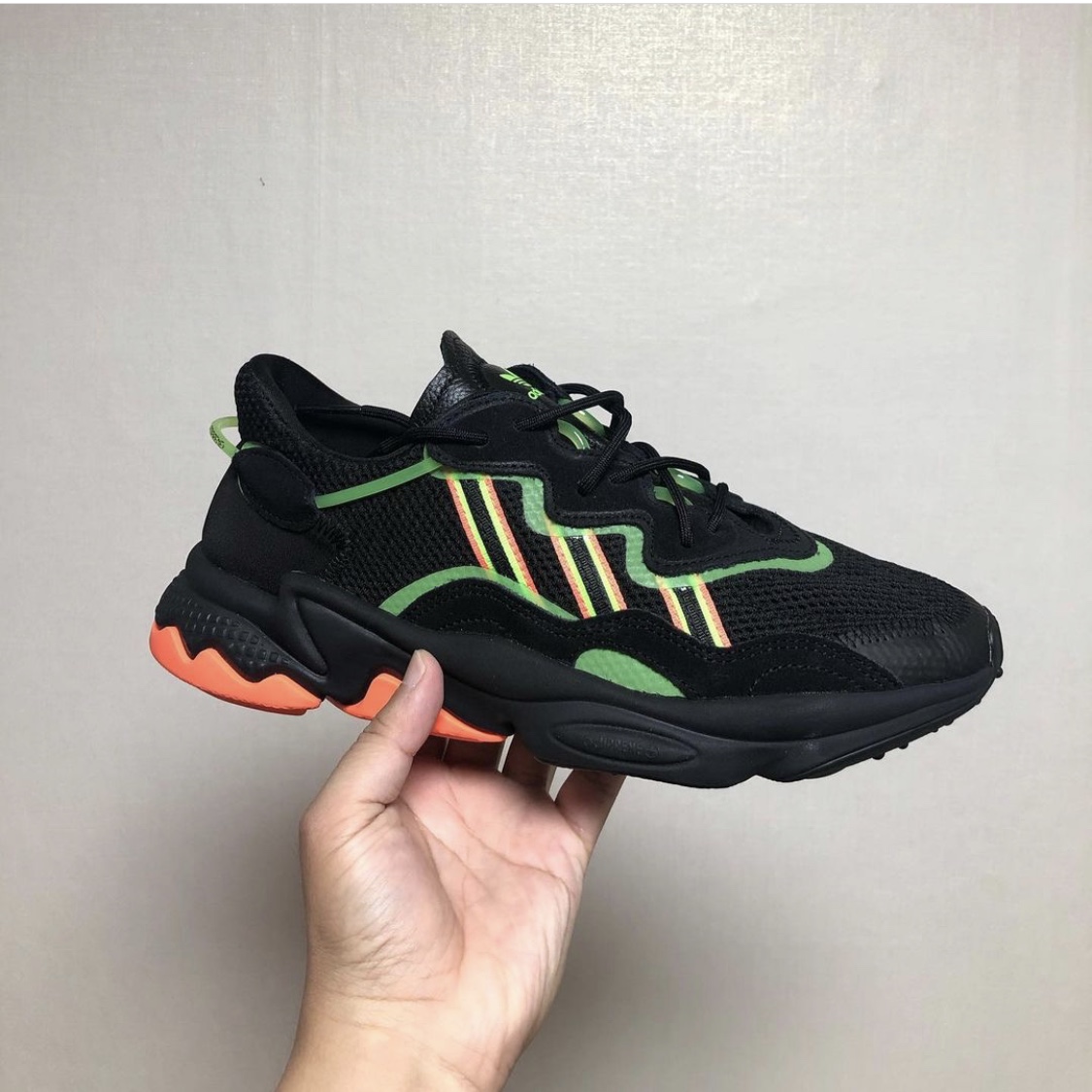 Adidas Ozweego Black Orange Green 착용 스타일