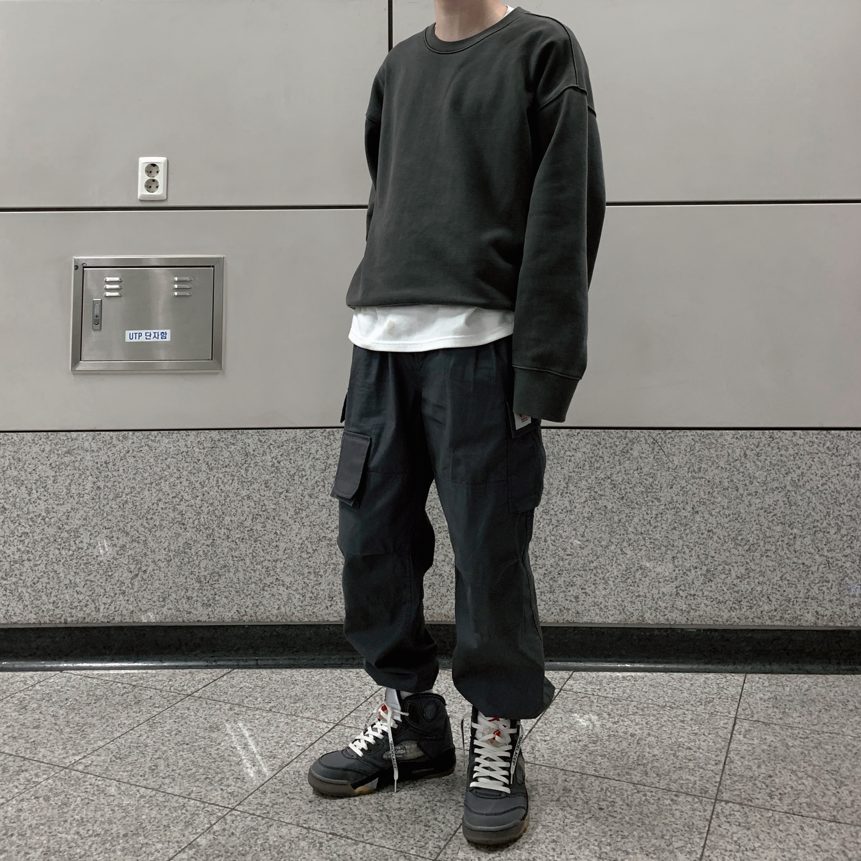 Jordan 5 x Off-White Retro SP Black Muslin 착용 스타일