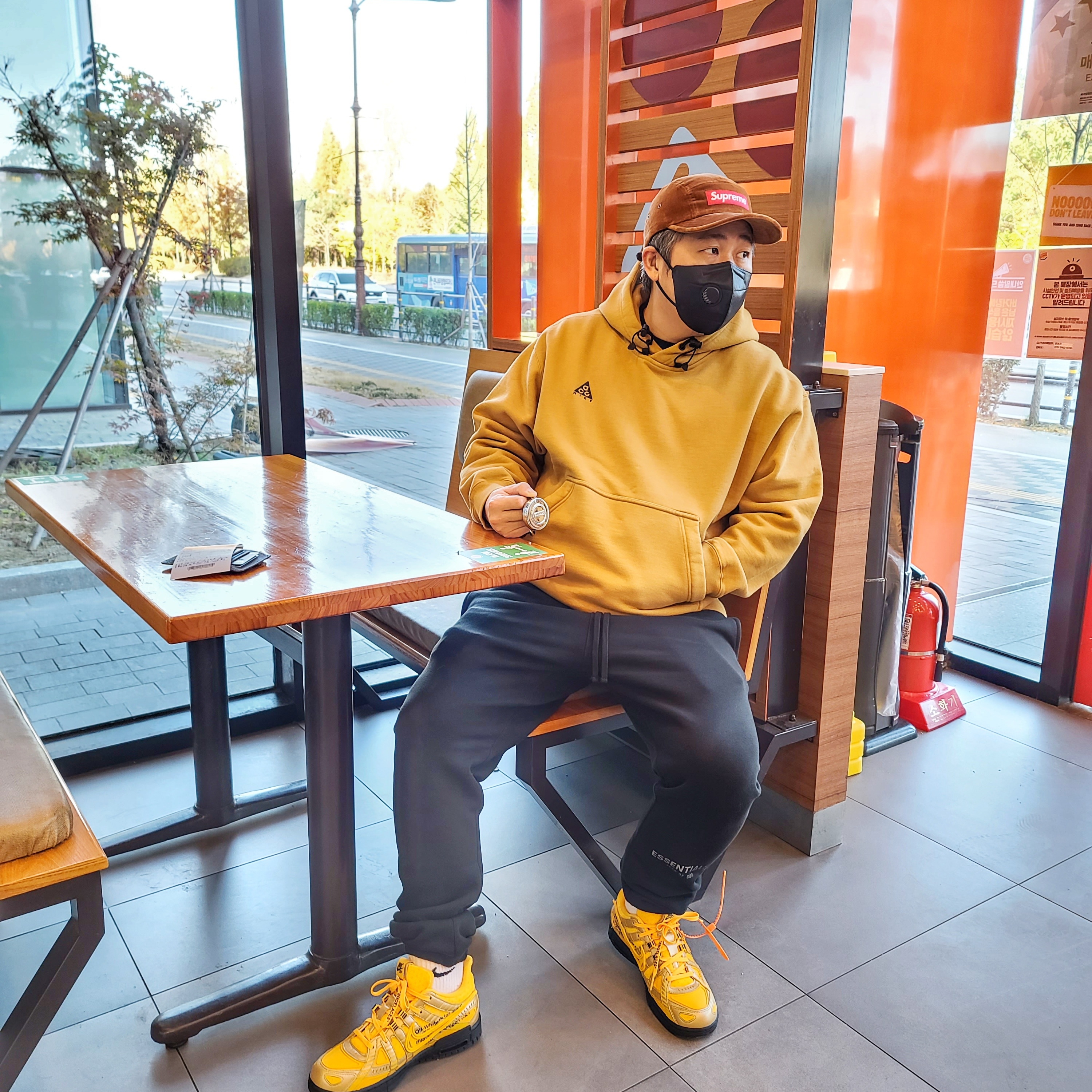 Nike x Off-White Air Rubber Dunk University Gold 착용 스타일