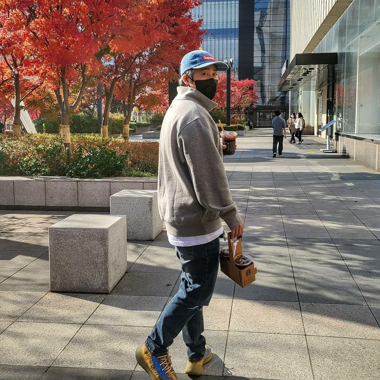 Adidas Yeezy Boost 380 Blue Oat - Non-Reflective 착용 스타일