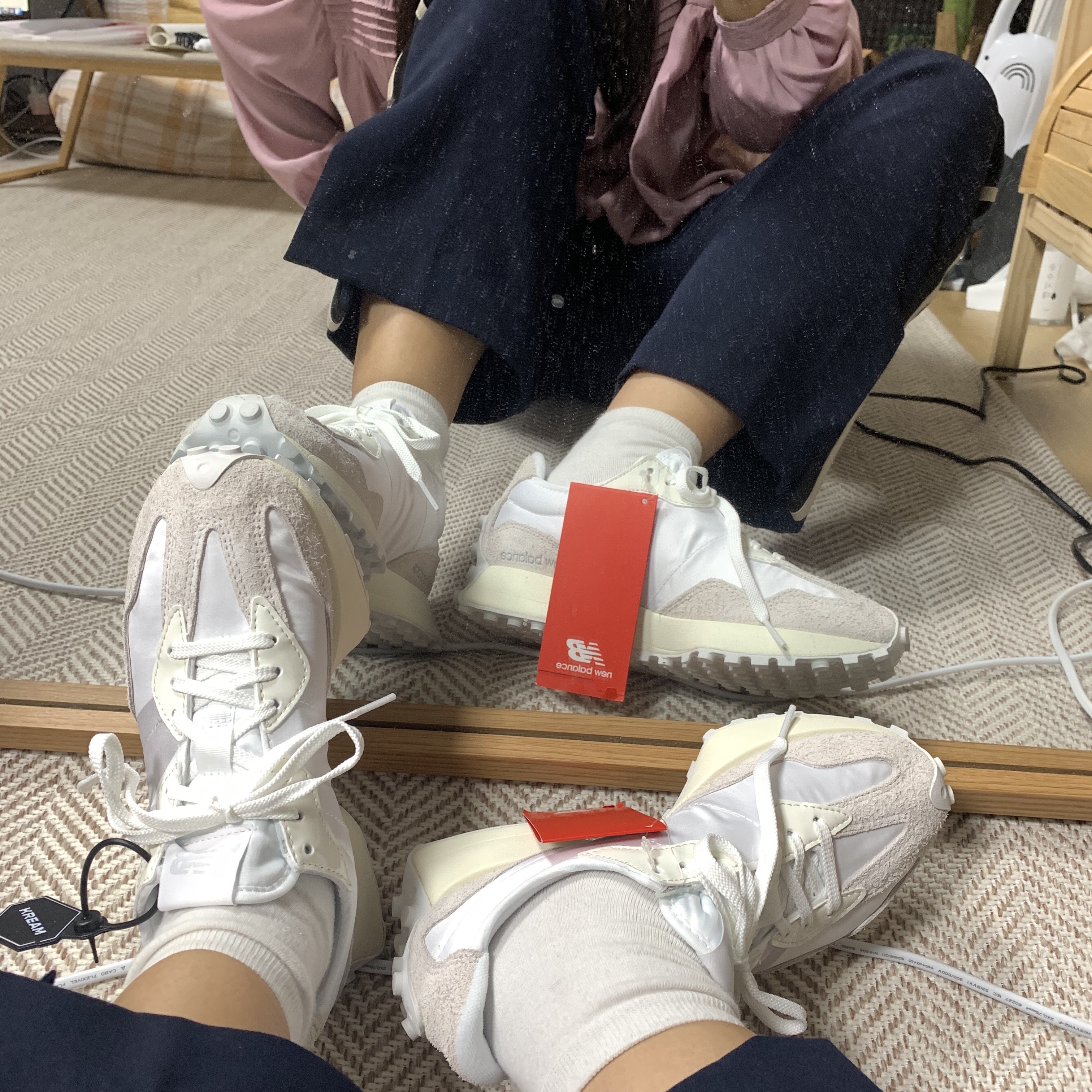 (W) New Balance 327 White Moonbeam 착용 스타일 - 1
