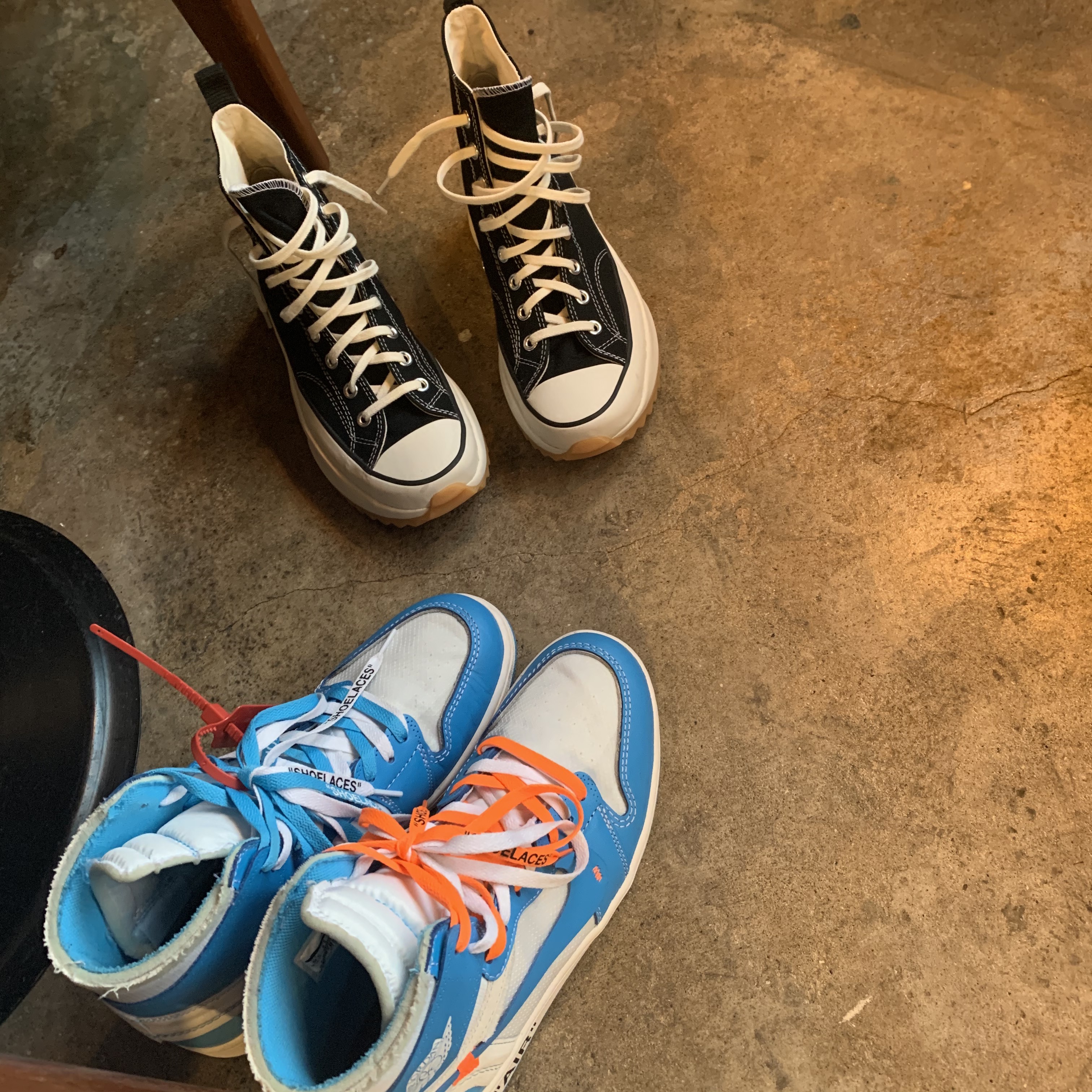 Converse x JW Anderson Run Star Hike Hi Black, Jordan 1 x Off-White Retro High University Blue 착용 스타일