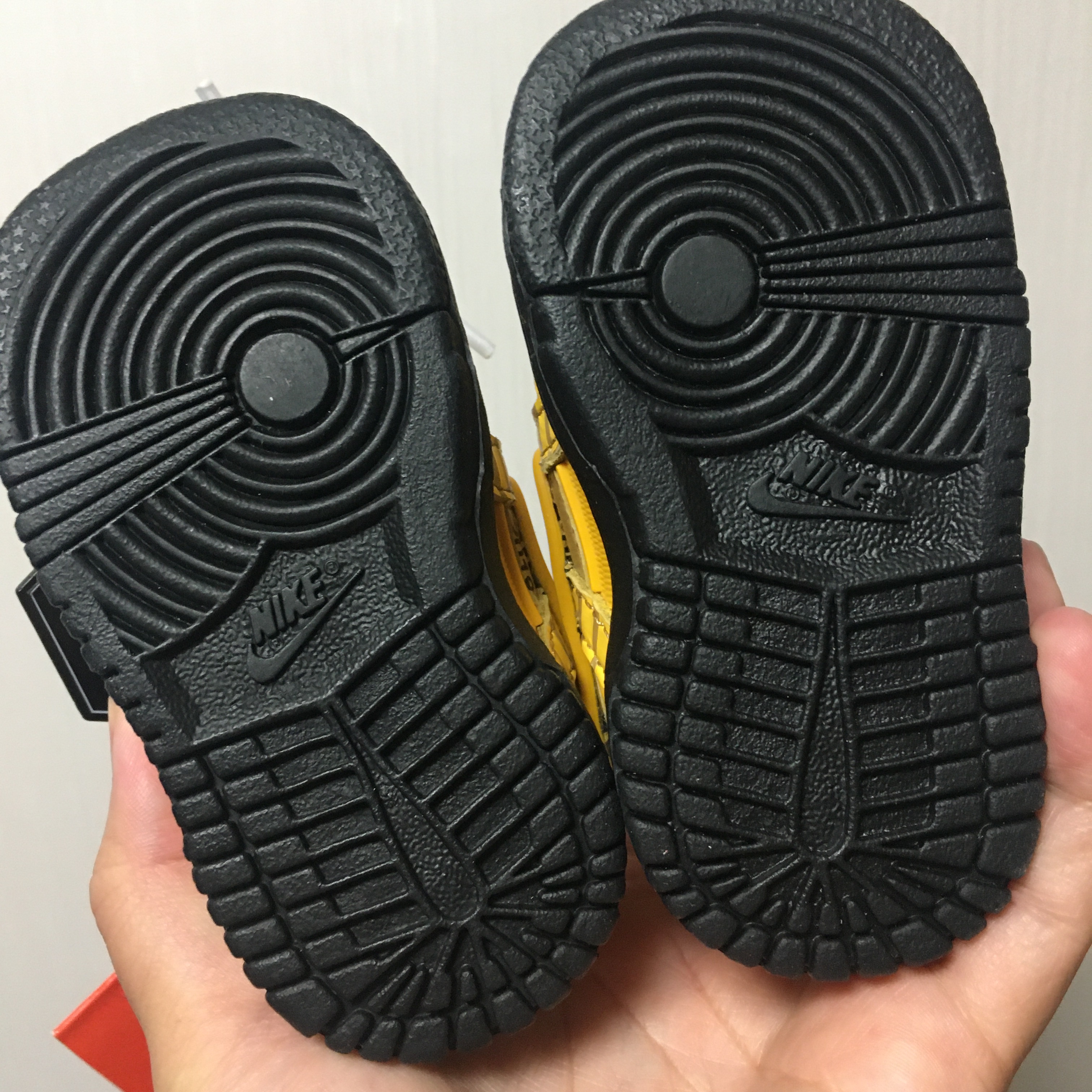 (TD) Nike x Off-White Air Rubber Dunk University Gold 착용 스타일 - 4