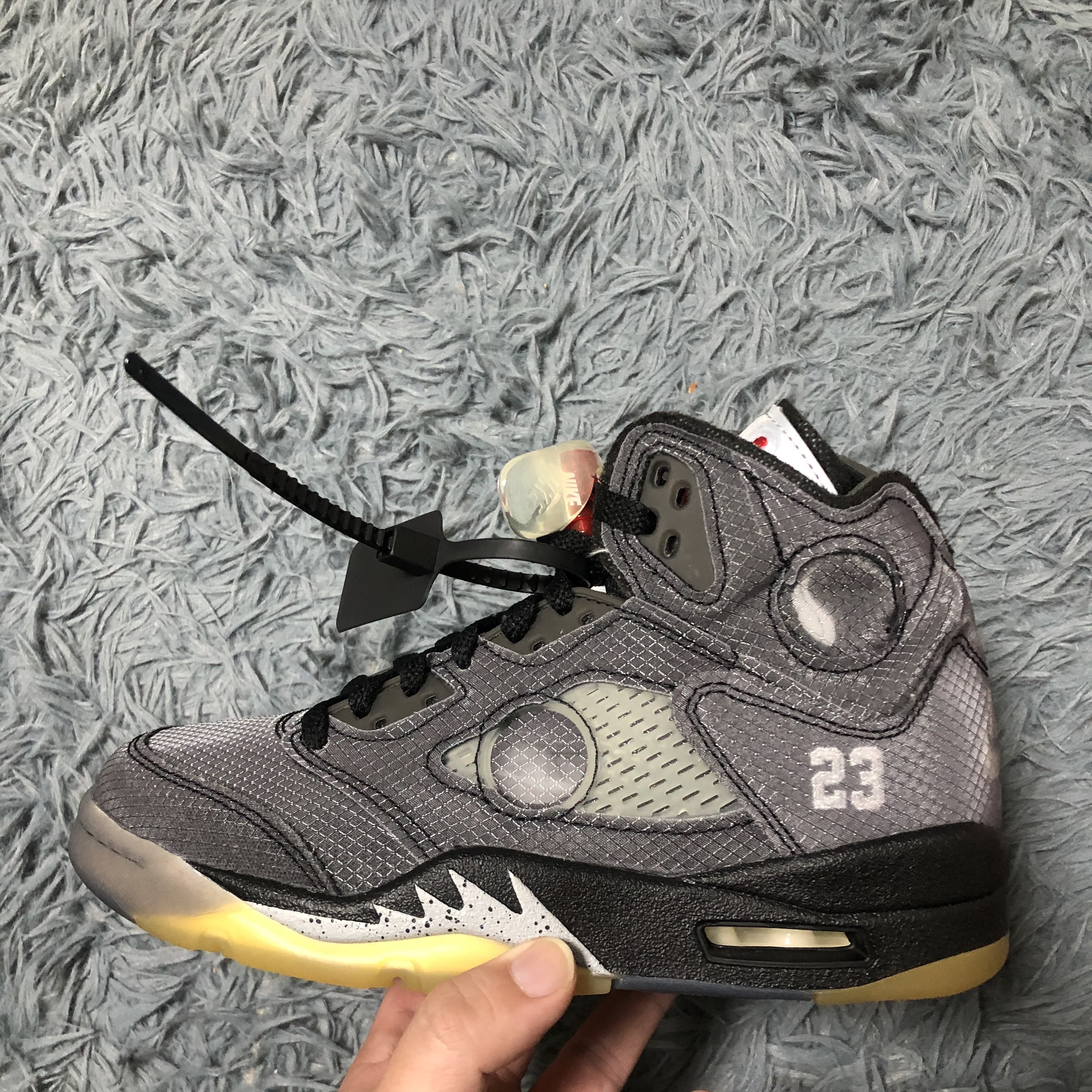 Jordan 5 x Off-White Retro SP Black Muslin 착용 스타일