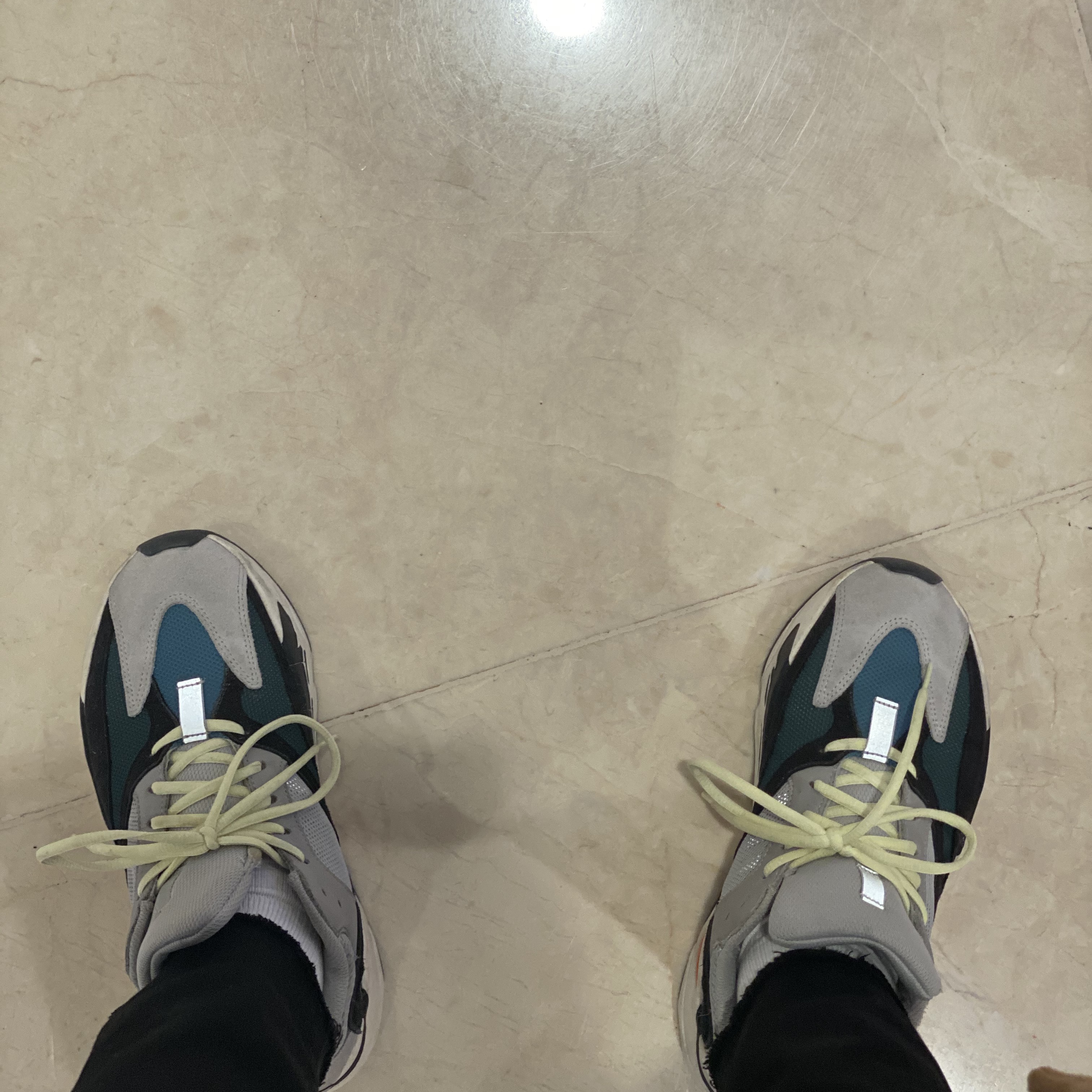 Adidas Yeezy Boost 700 Wave Runner Solid Grey 2017/2019, Adidas Yeezy Boost 700 V2 Static 2018 착용 스타일 - 1