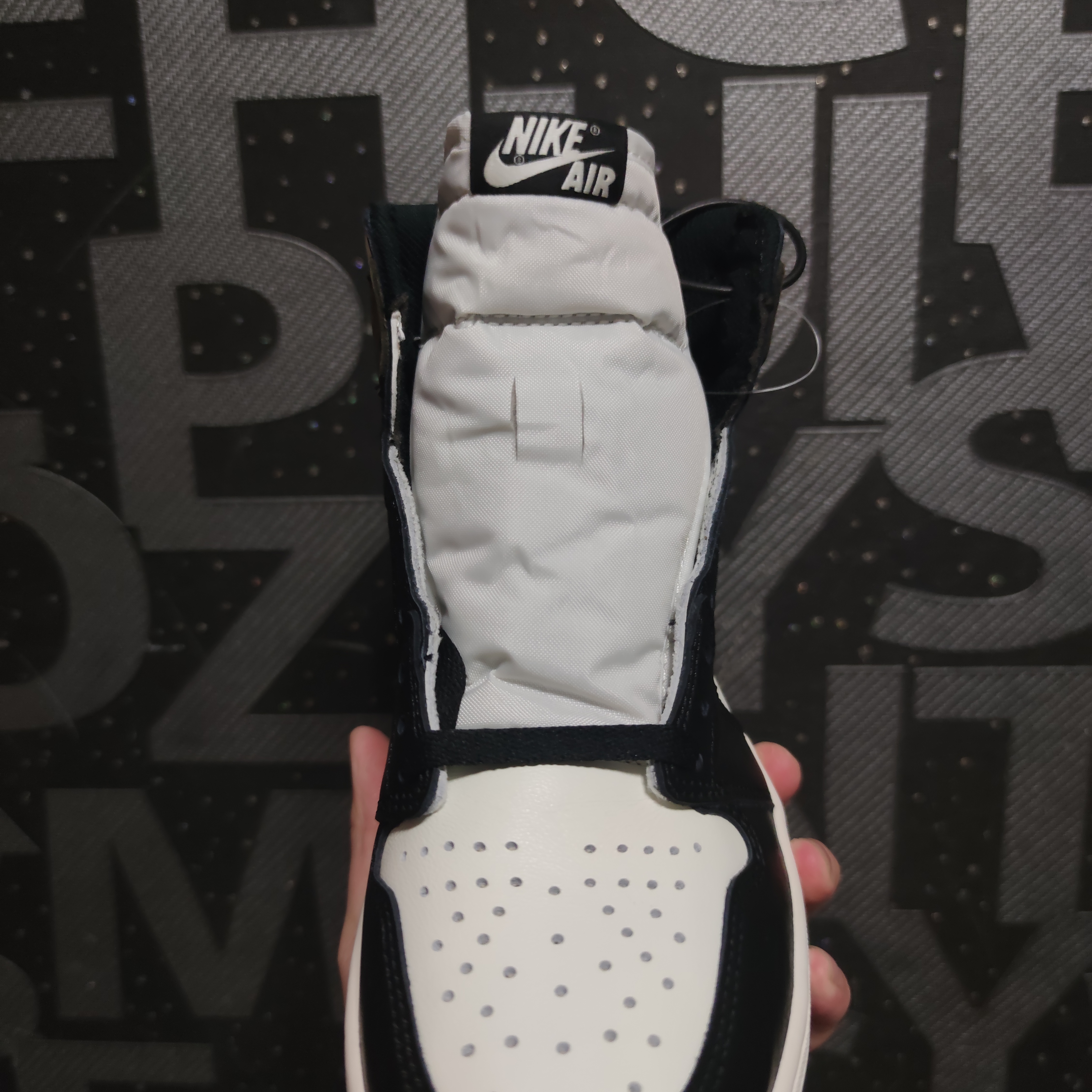 Jordan 1 Retro High OG Black Mocha 착용 스타일 - 3