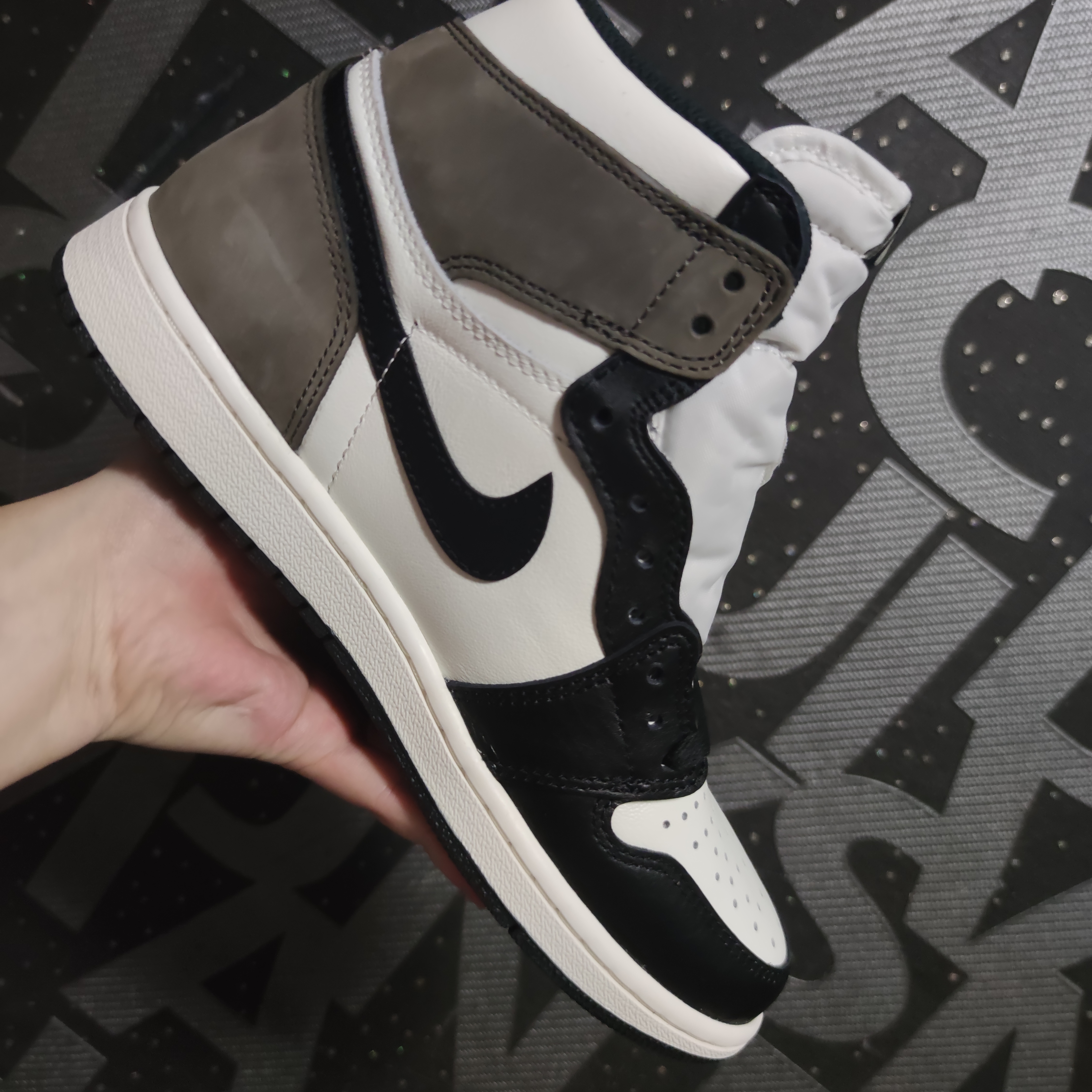 Jordan 1 Retro High OG Black Mocha 착용 스타일 - 2