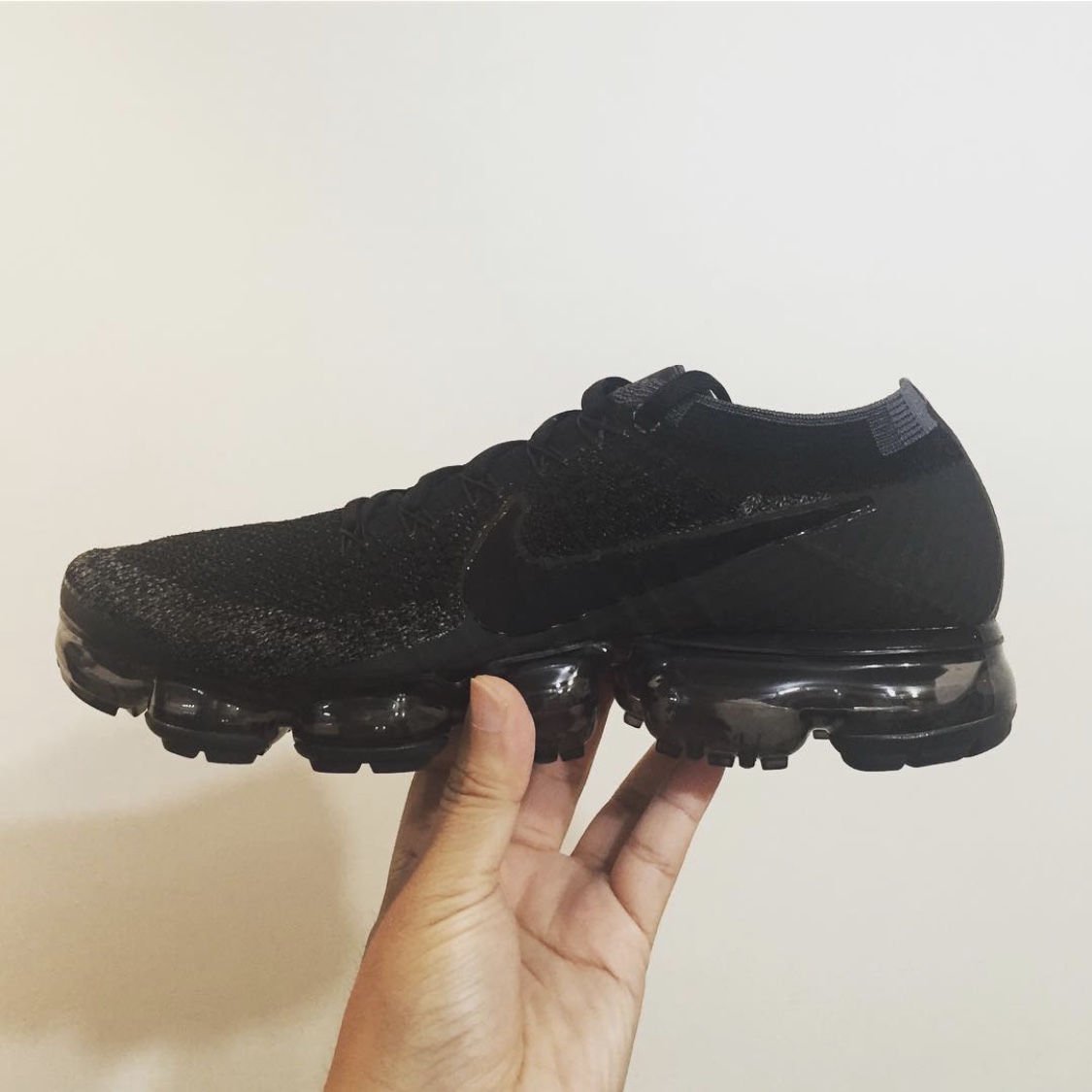 Nike Air Vapormax Flyknit Black Dark Grey 착용 스타일