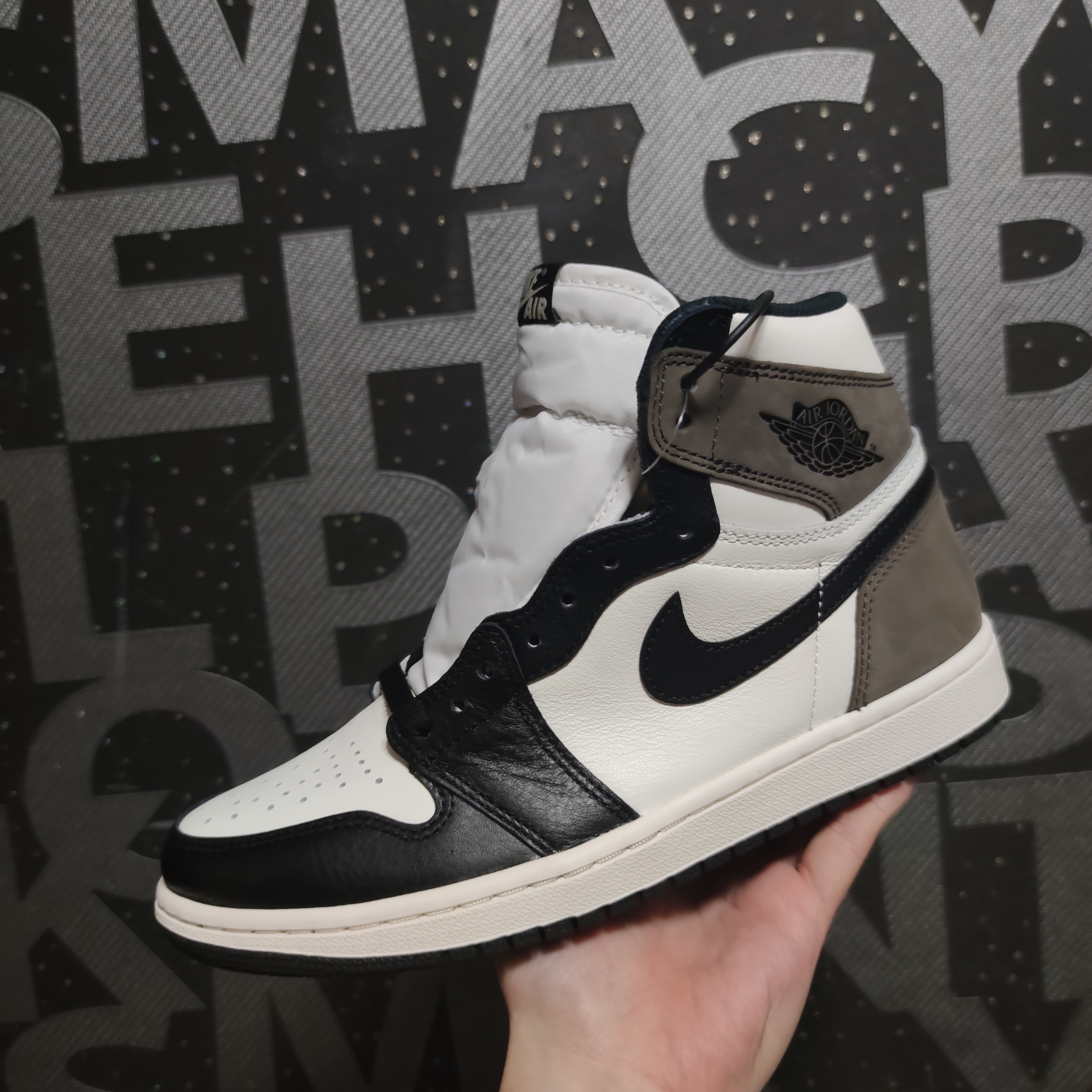 Jordan 1 Retro High OG Black Mocha 착용 스타일 - 1