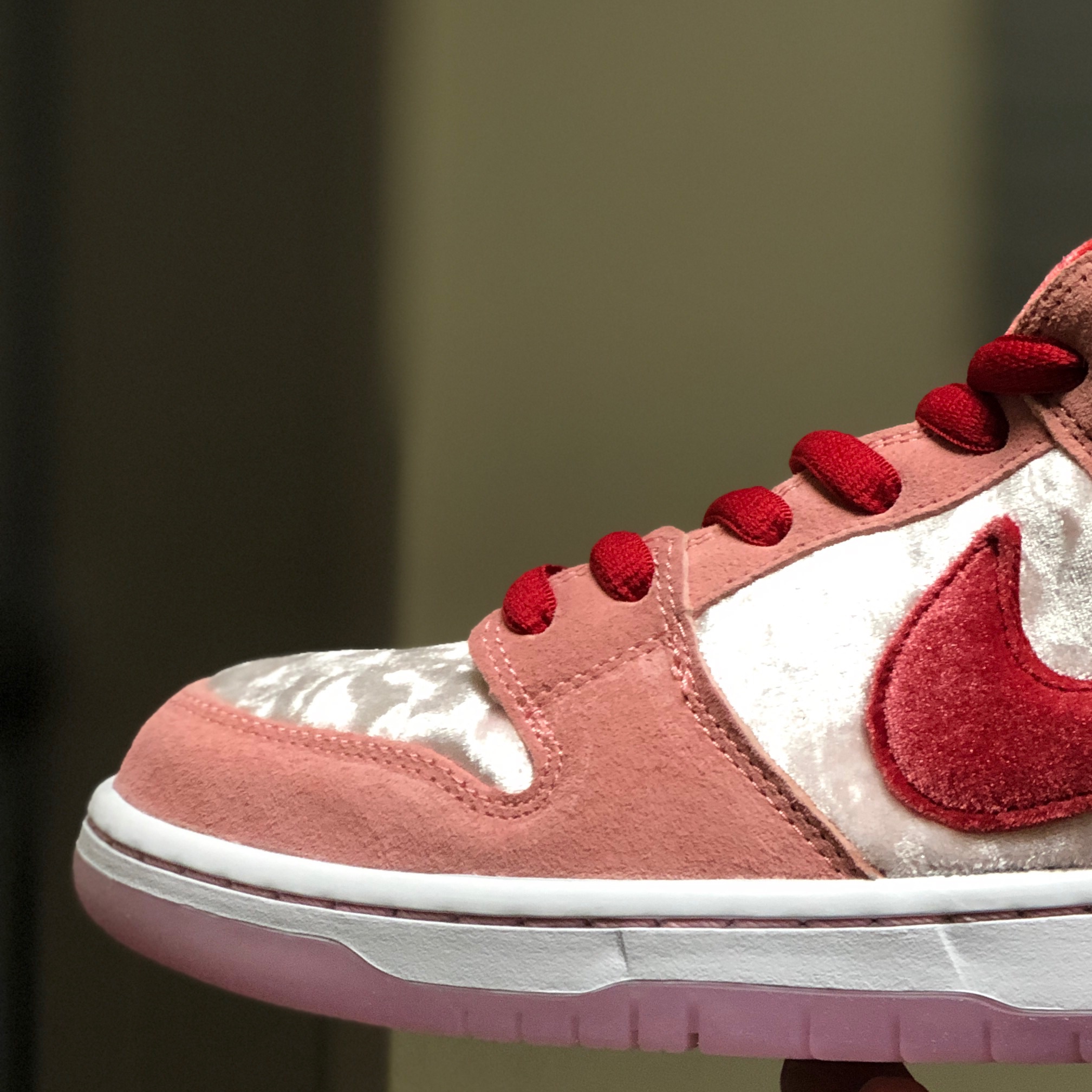 Nike x StrangeLove SB Dunk Low Pink (Regular Box) 착용 스타일 - 1