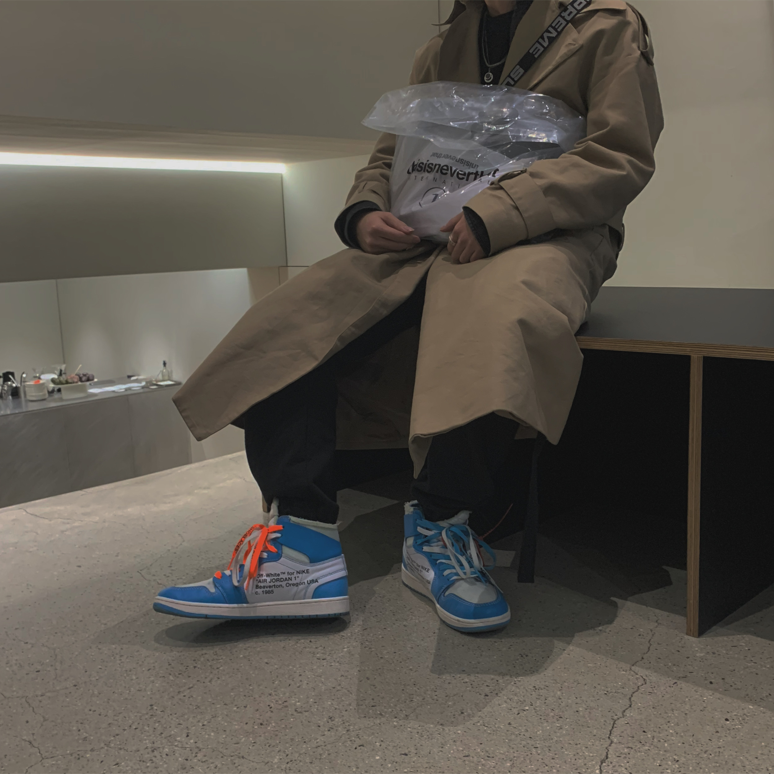 Jordan 1 x Off-White Retro High University Blue 착용 스타일