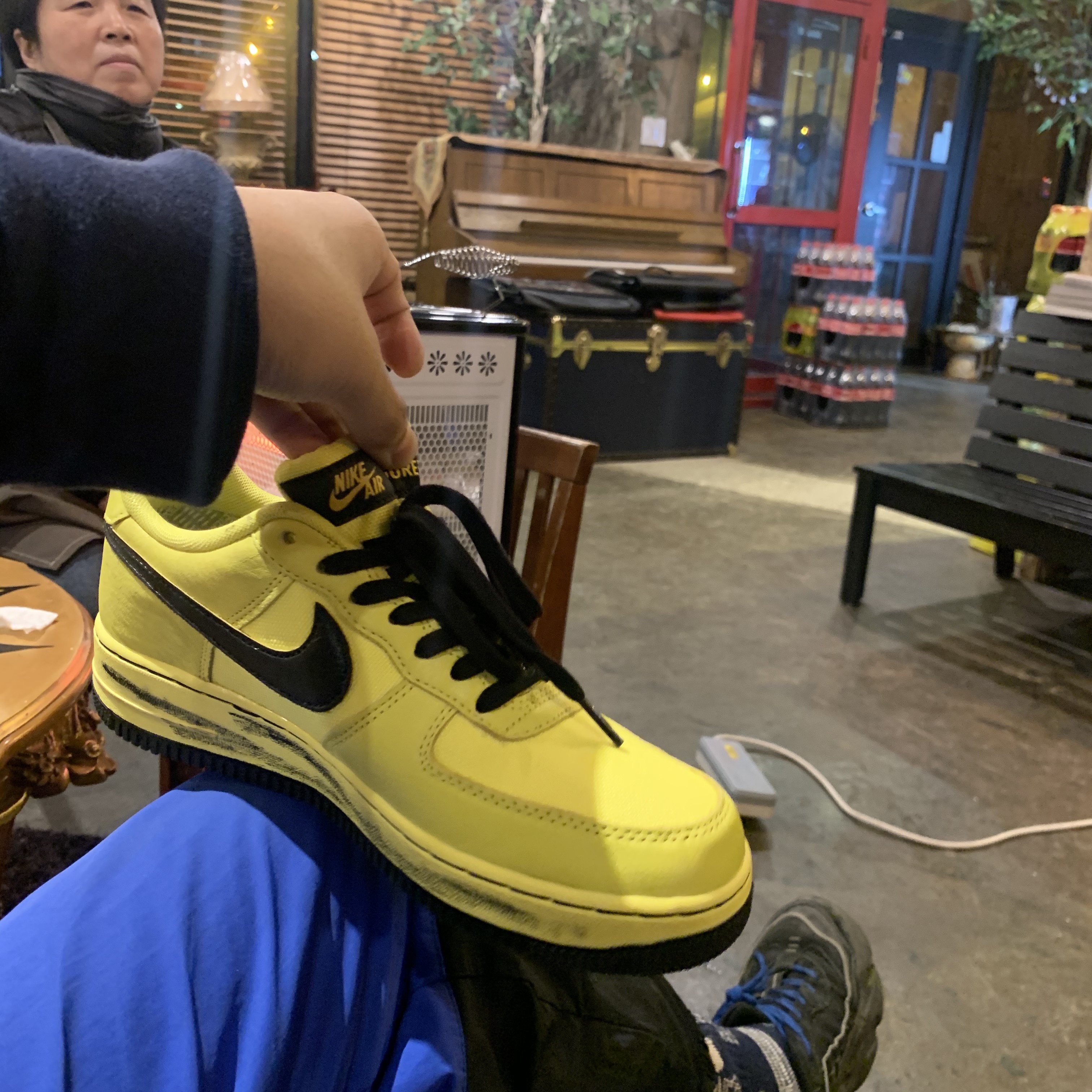 Nike Air Force 1 Low Gore-Tex Dynamic Yellow 착용 스타일 - 5