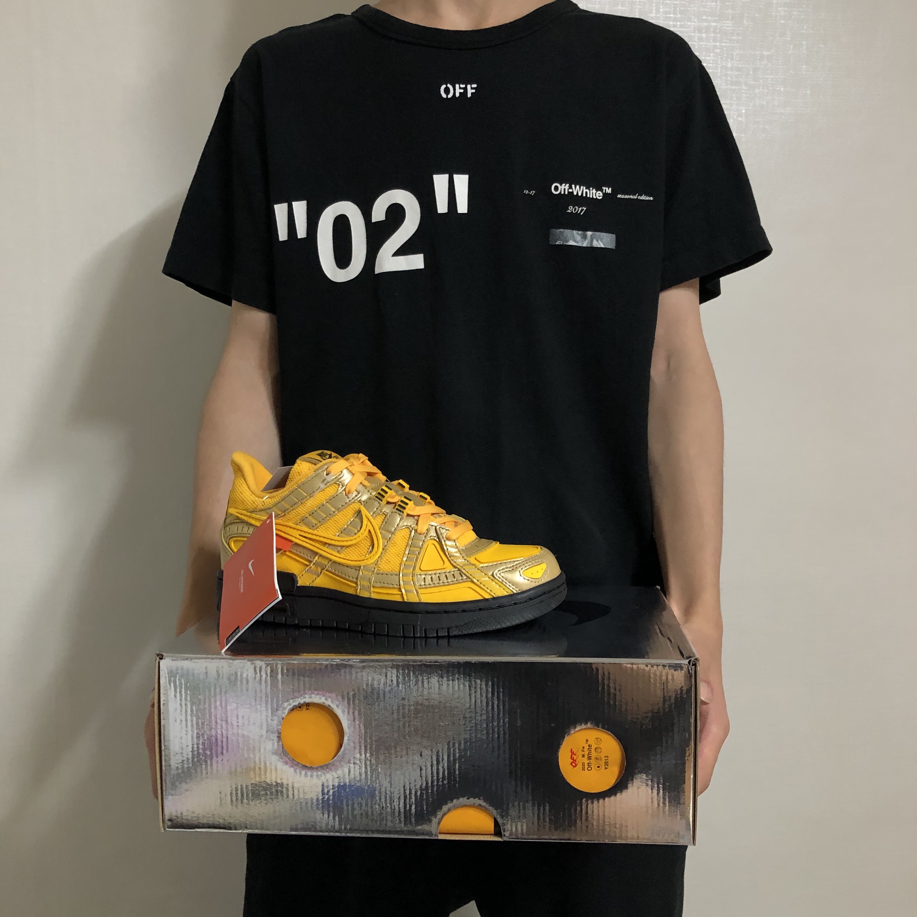 Nike x Off-White Air Rubber Dunk University Gold 착용 스타일