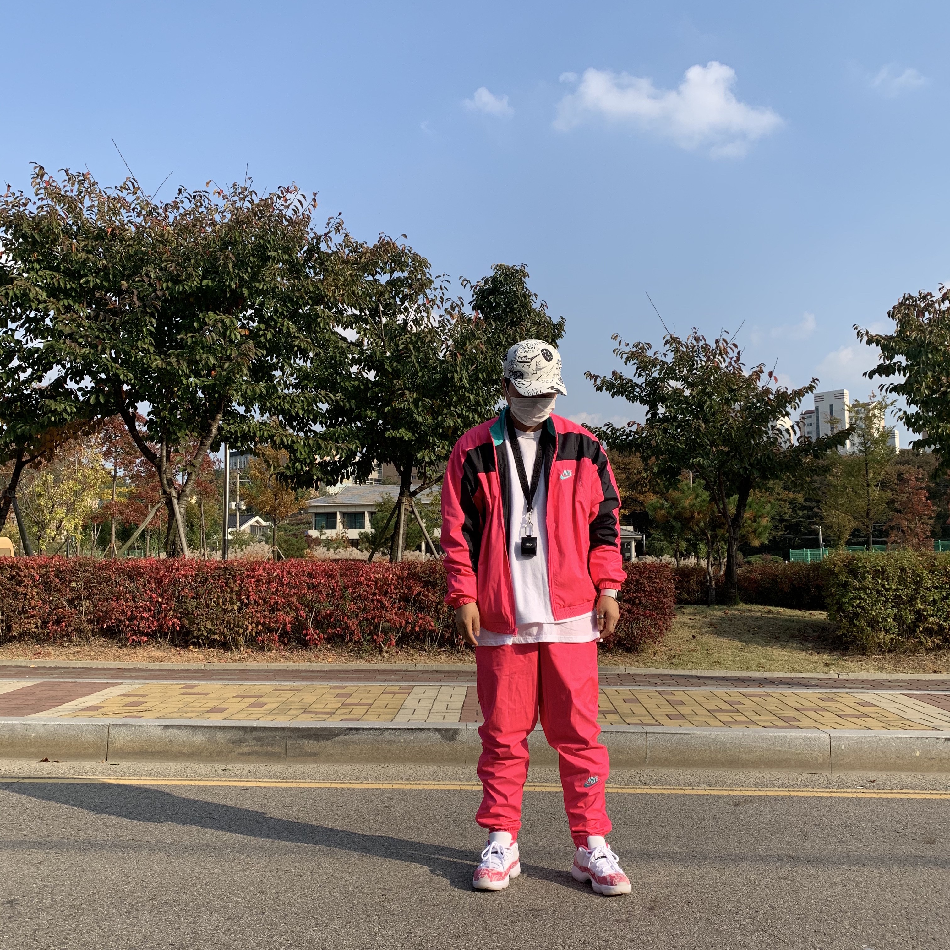 (W) Jordan 11 Retro Low Pink Snakeskin 2019, Nike x Atmos NRG Vintage PTHWK Track Jacket Hyper Pink 착용 스타일 - 3